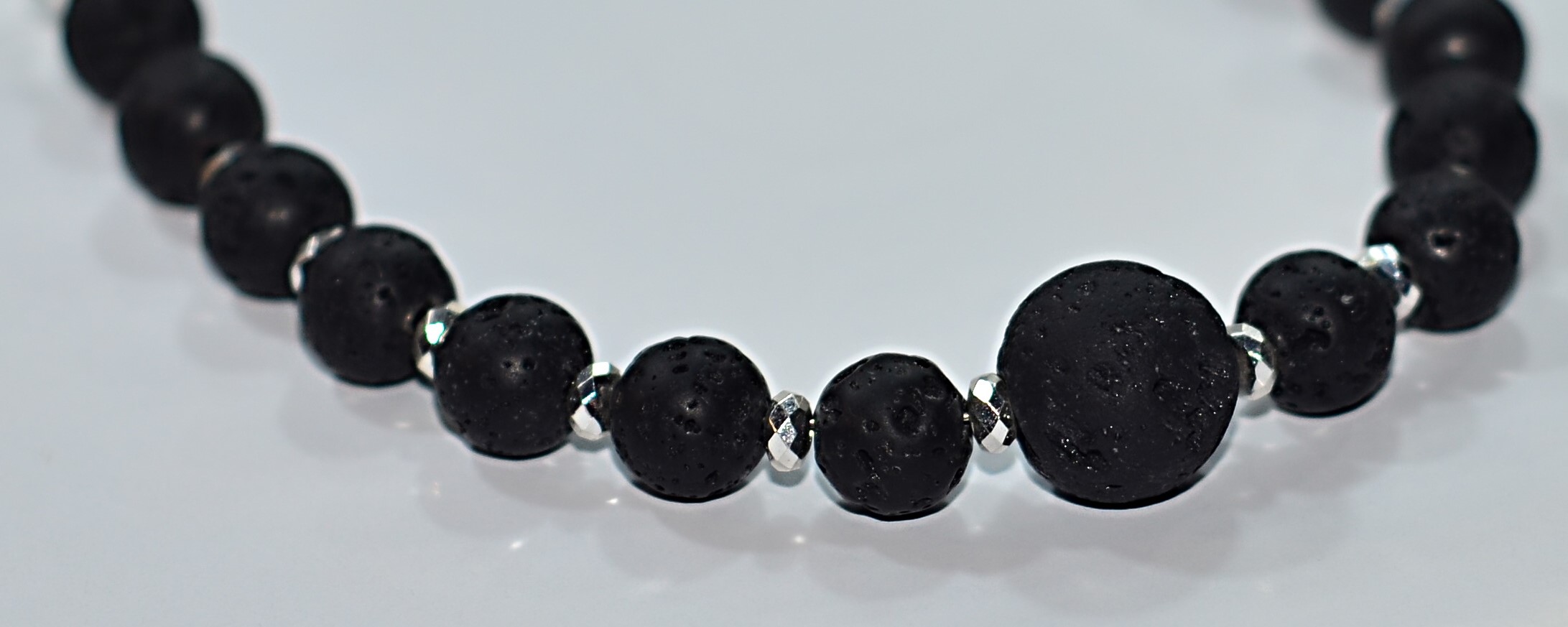 Biżuteria z kamieni naturalnych - bransoletka z lawą wulkaniczną - nr kat. 236a
