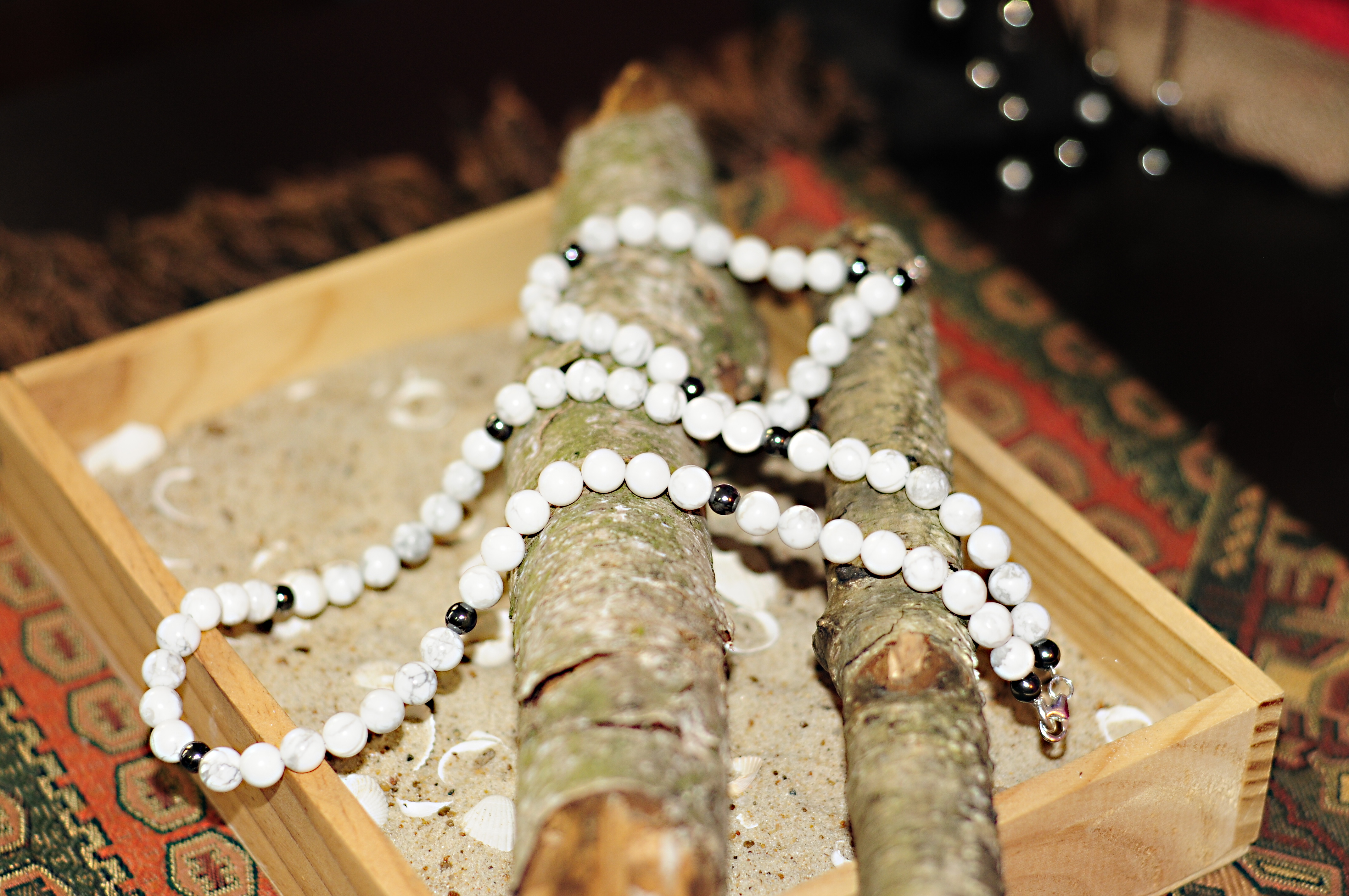 Naszyjnik i bransoletka z howlitem - nr kat. 381 i 381a