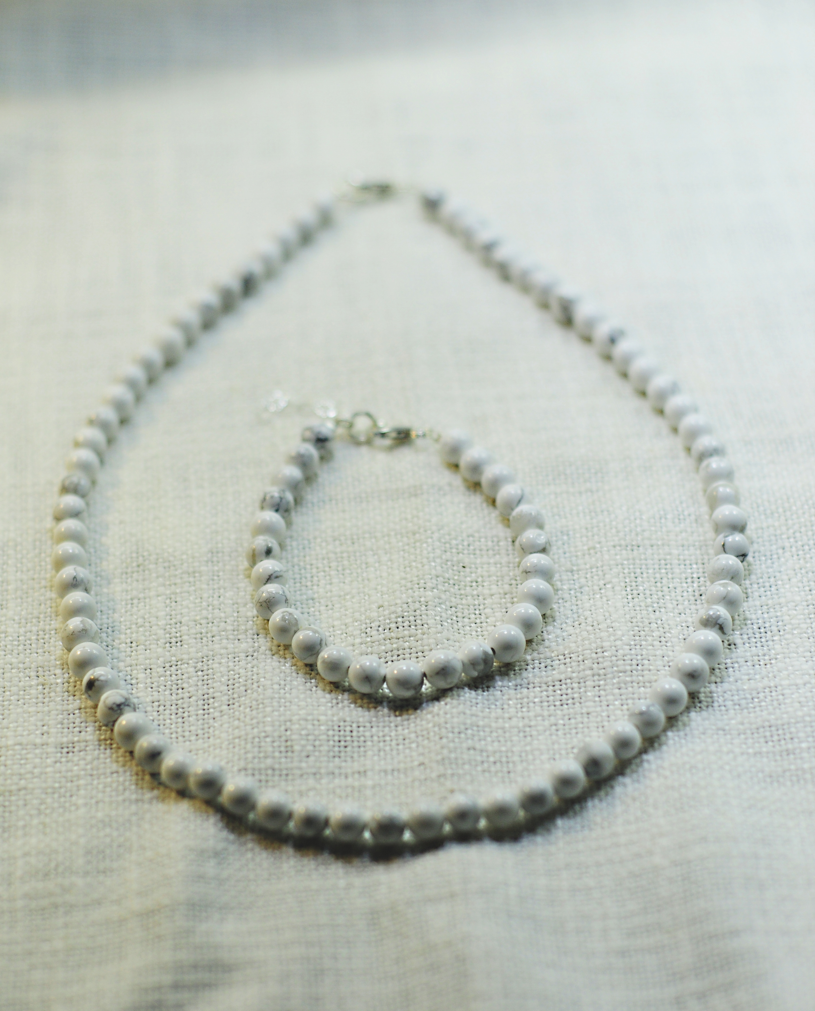 Naszyjnik i bransoletka z howlitem - nr kat. 406 i 406a