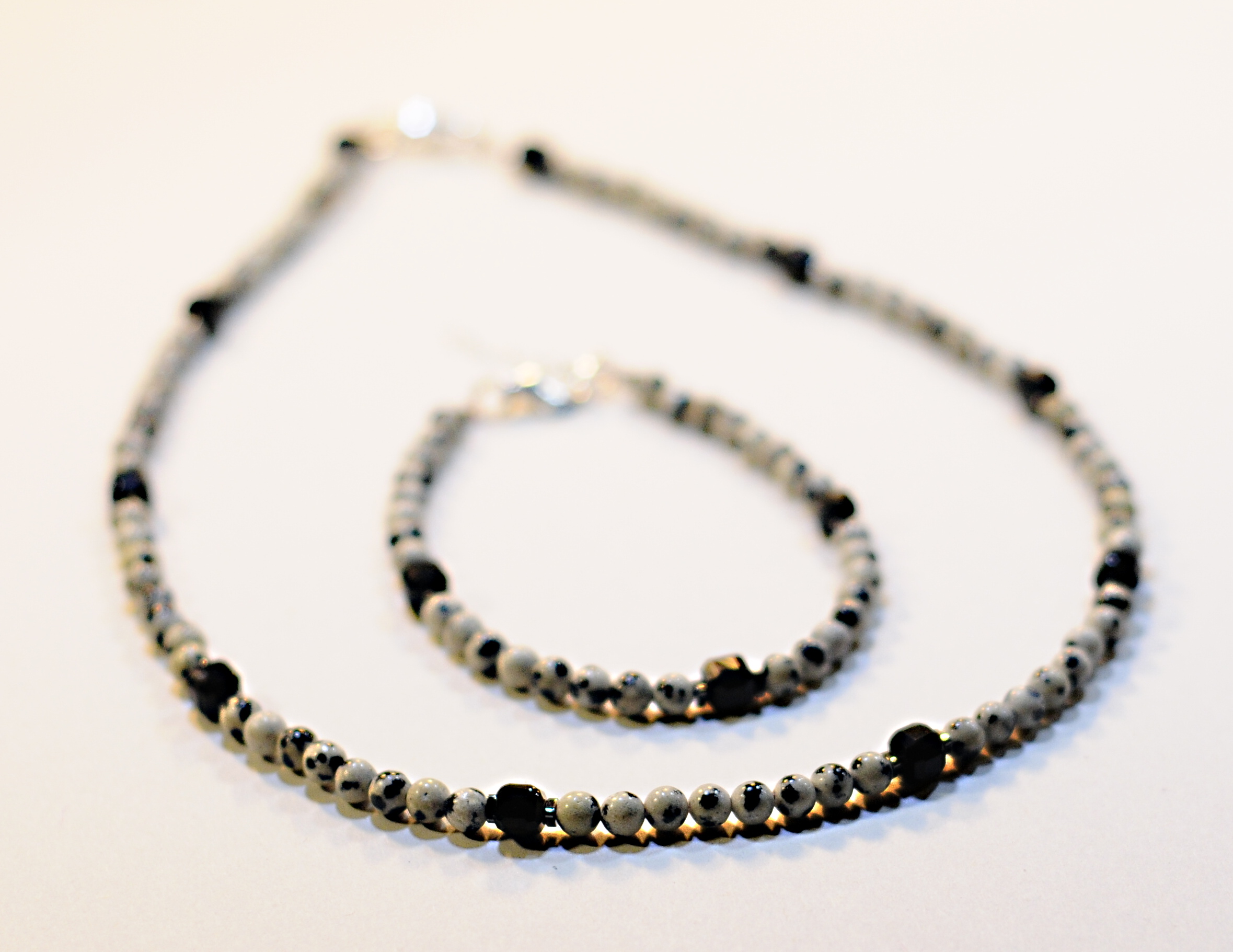 Naszyjnik i bransoletka z jaspisem dalmatyńskim - nr kat. 476 i 476a