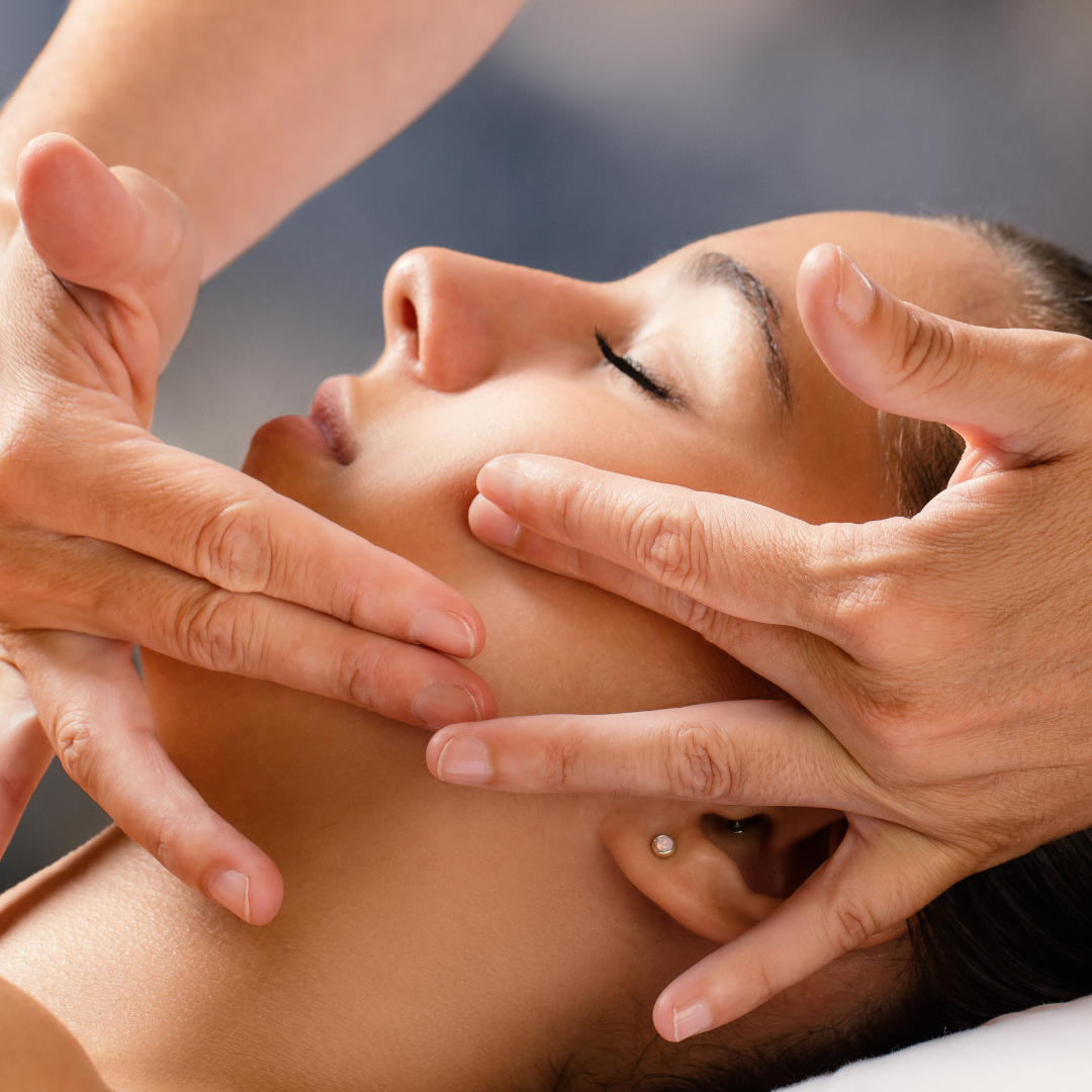 Massage lifting japonais inspiré du KOBIDO