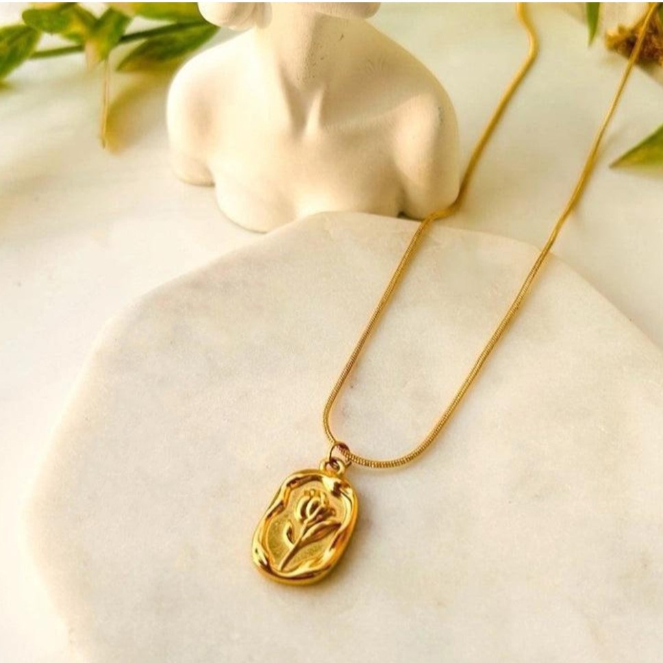 Gold Floral Pendant Necklace
