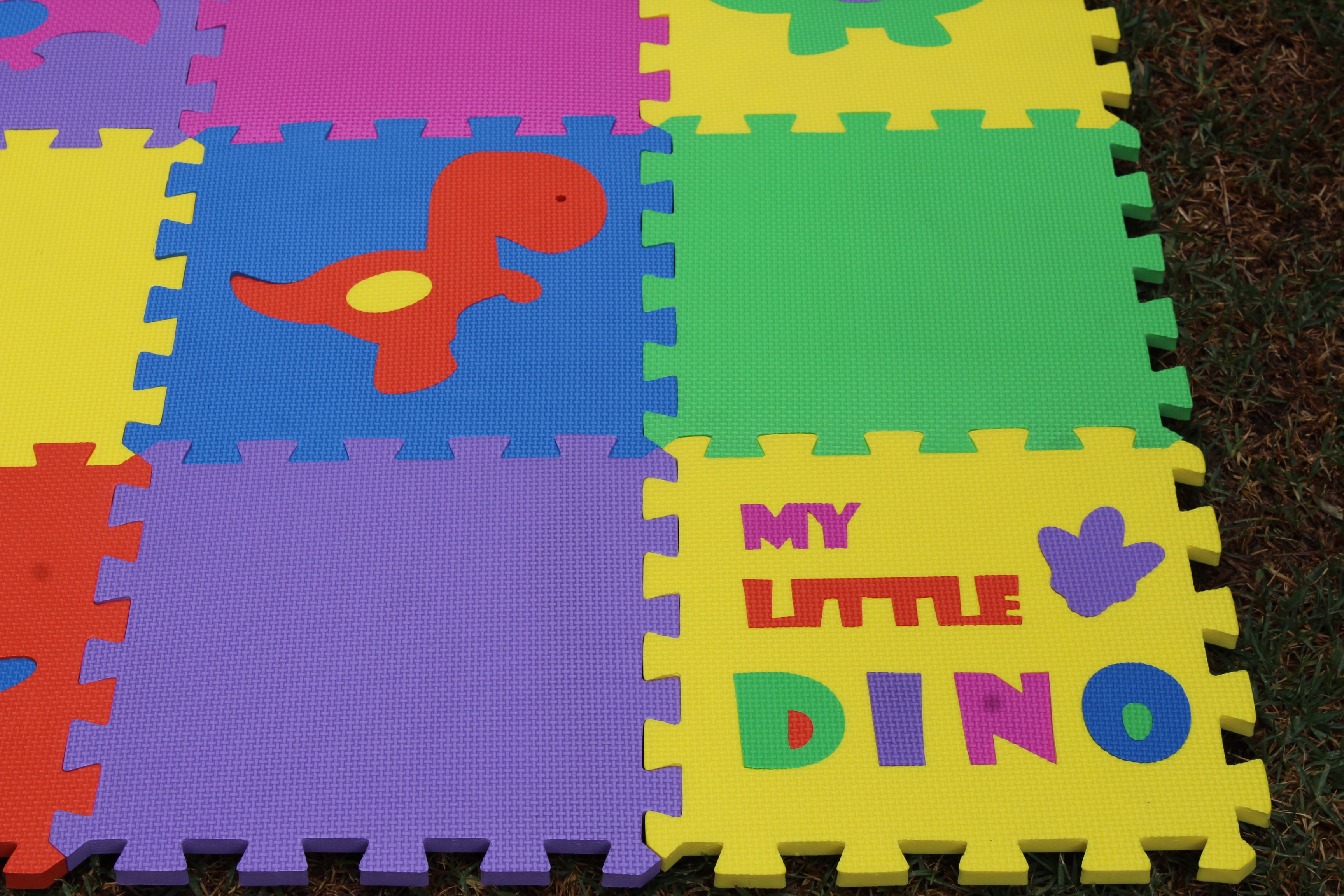 TAPETE ESPESOR 12 MM DE 30X30 CM DINOSAURIOS CON 16 PZS MULTICOLOR