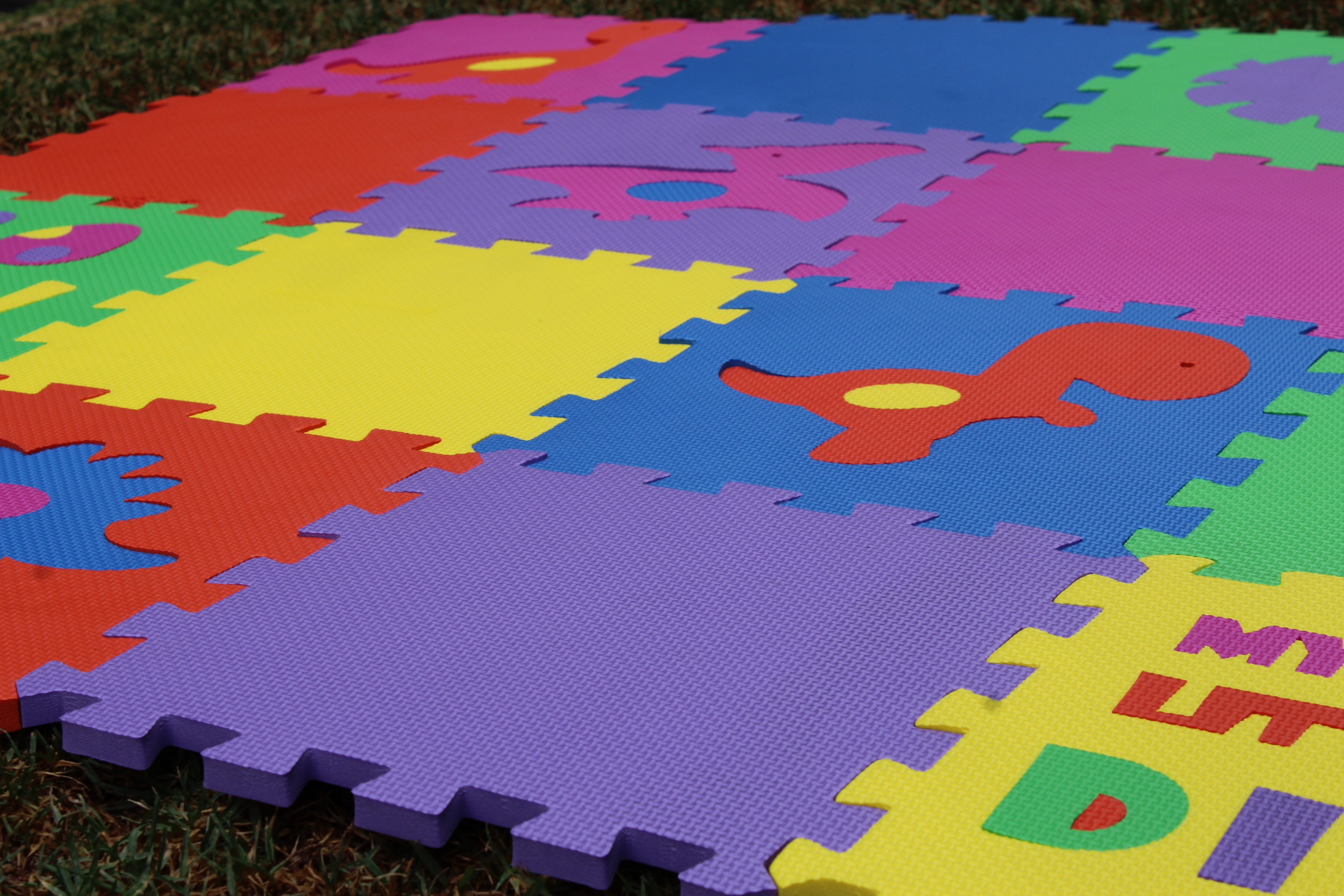 TAPETE ESPESOR 12 MM DE 30X30 CM DINOSAURIOS CON 16 PZS MULTICOLOR