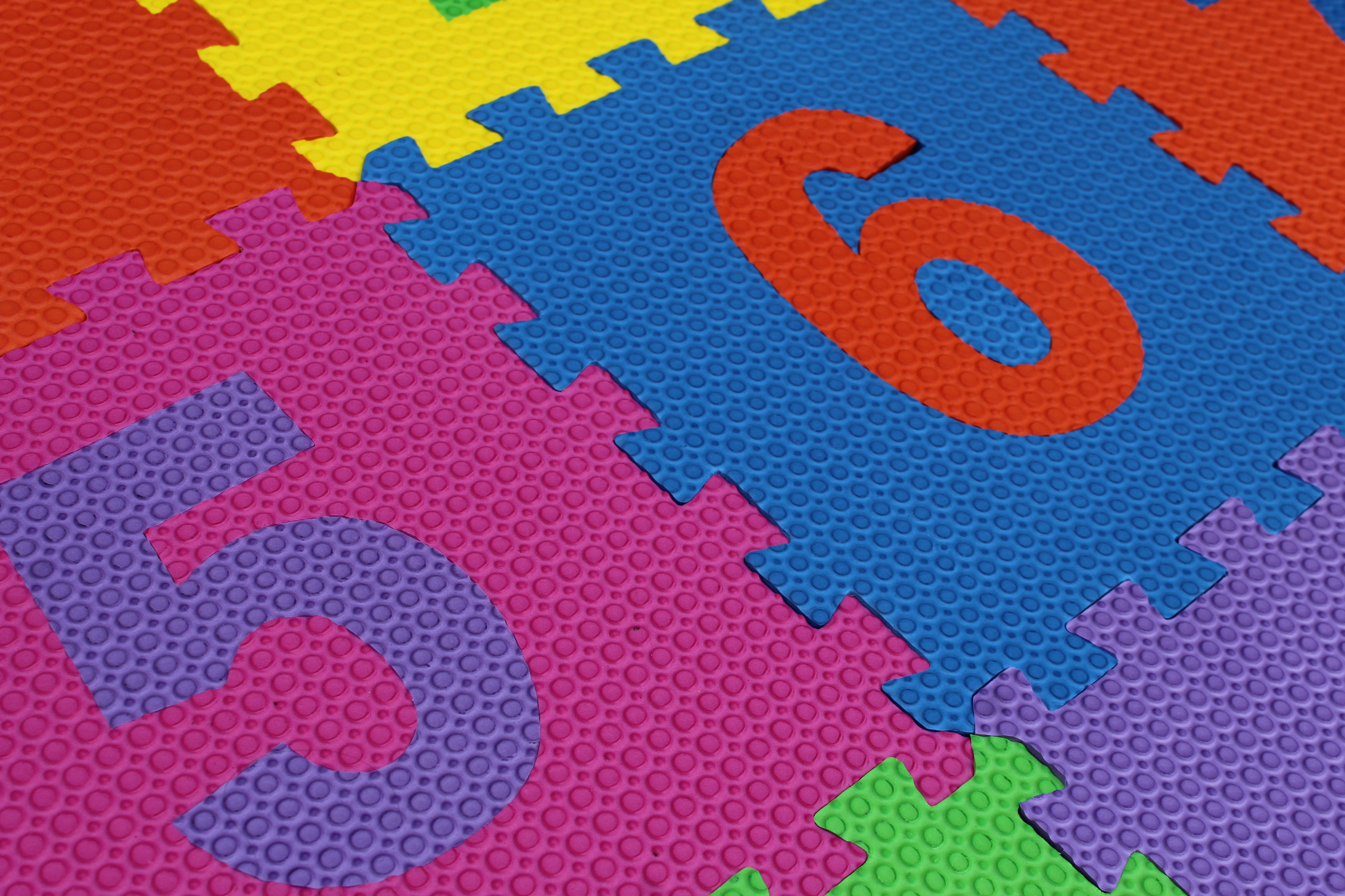 TAPETE ESPESOR 8 MM DE 30X30 CM VOCALES Y NÚMEROS CON 16 PZS MULTICOLOR