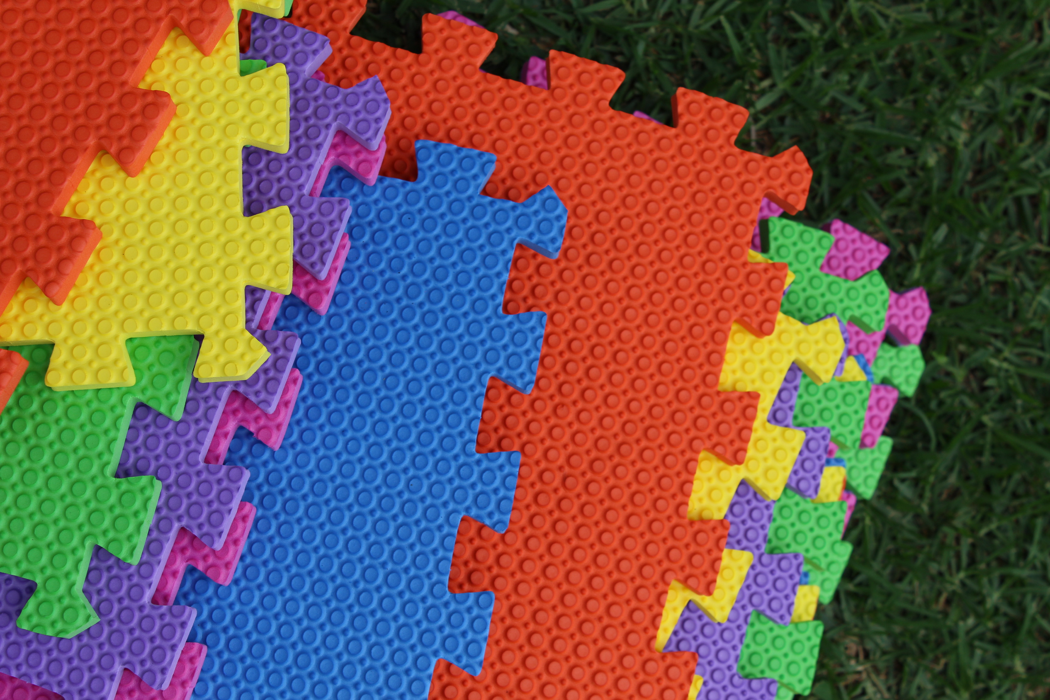 TAPETE ESPESOR 12 MM DE 30X30 CM CON 16 PZS MULTICOLOR