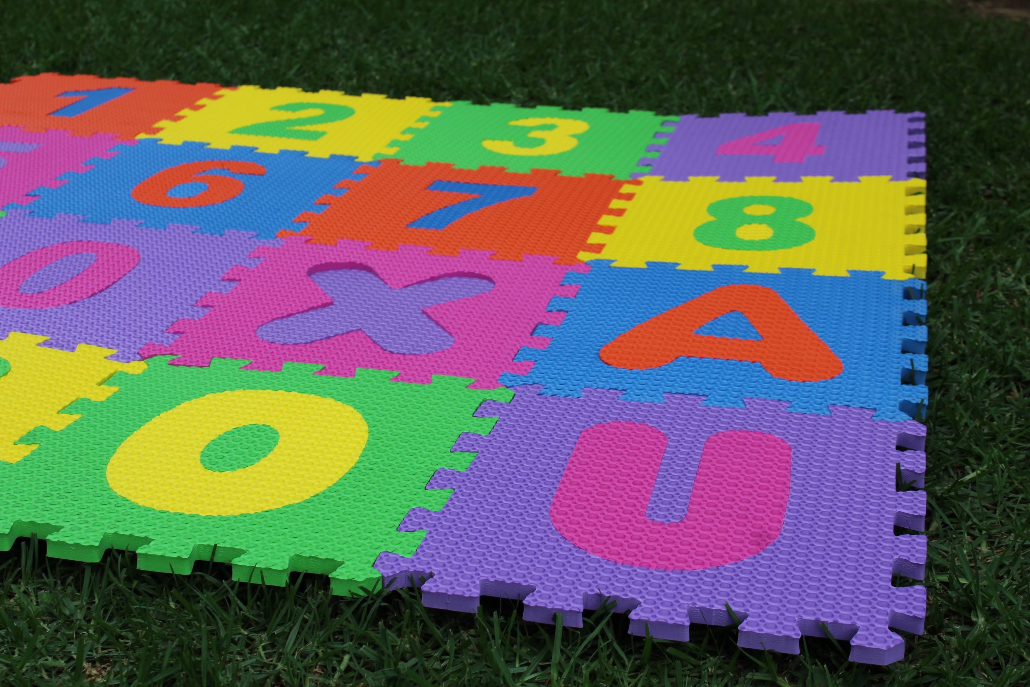 TAPETE ESPESOR 12 MM DE 30X30 CM VOCALES Y NÚMEROS CON 16 PZS MULTICOLOR