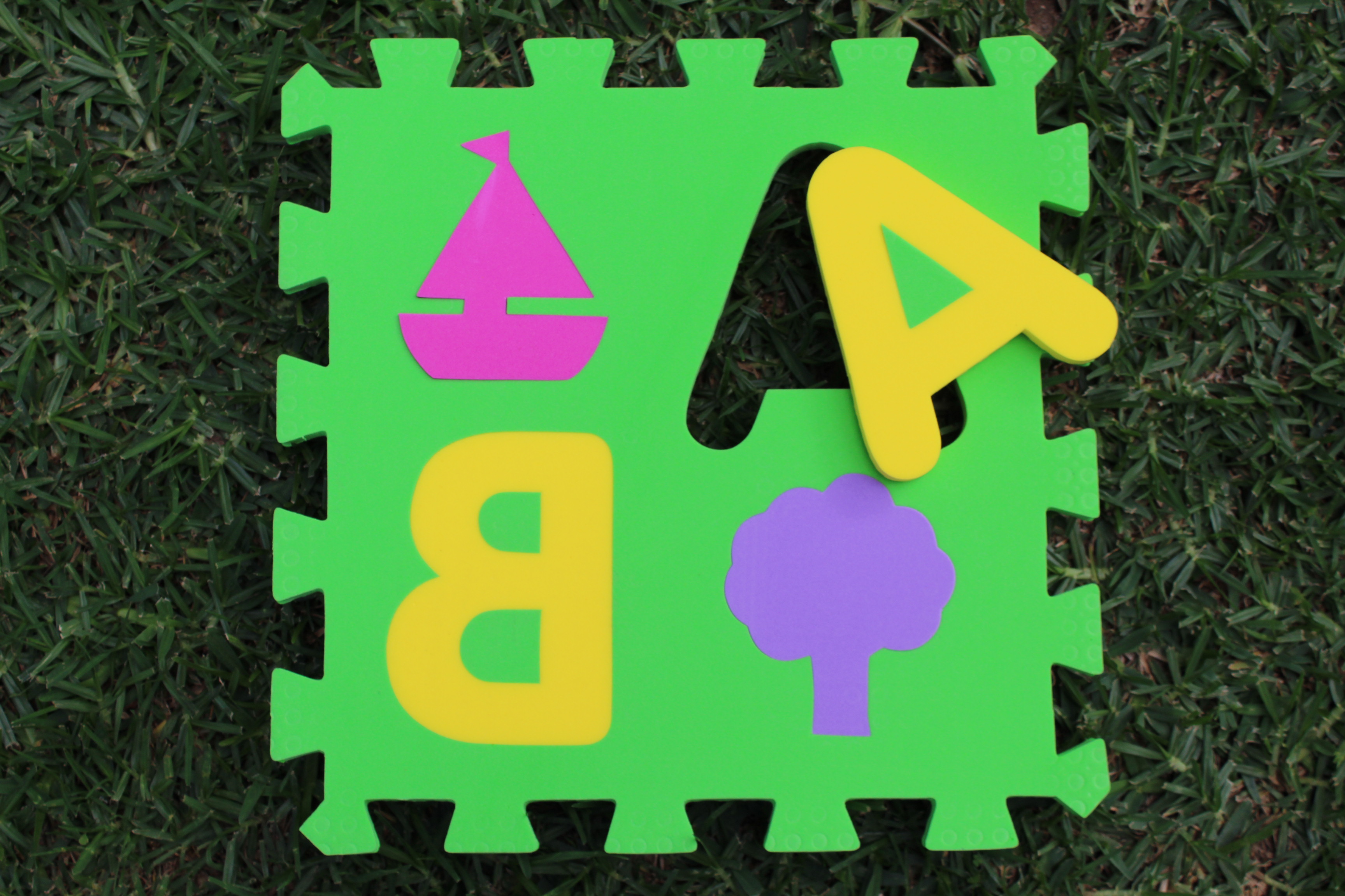 TAPETE ESPESOR 12 MM DE 30X30 CM ABECEDARIO CON 16 PZS MULTICOLOR