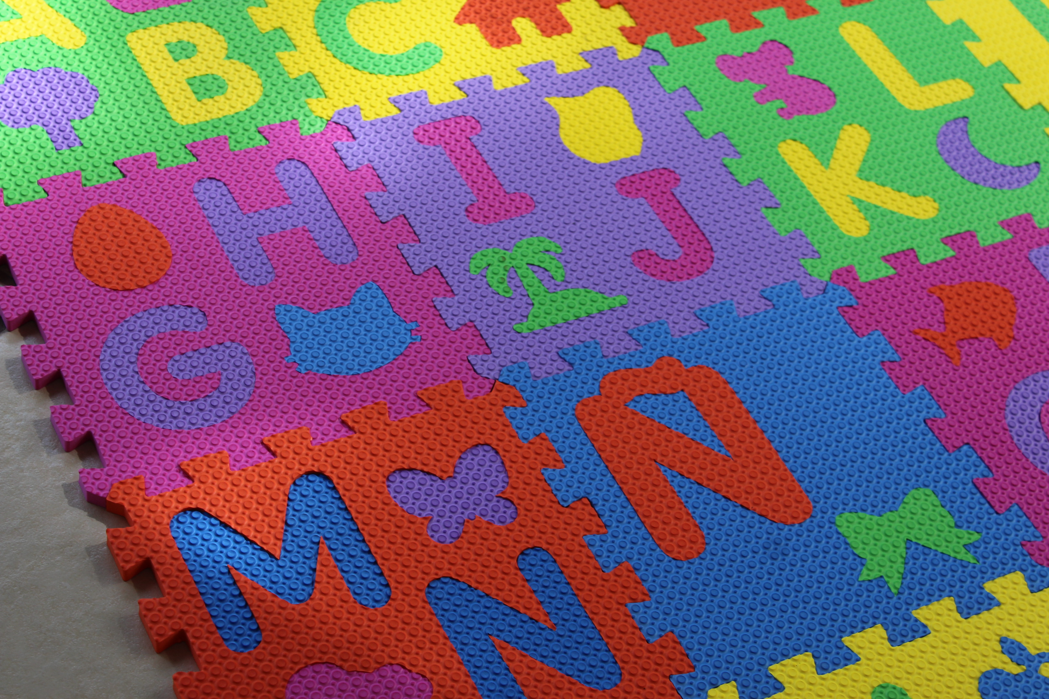 TAPETE ESPESOR 8 MM DE 30X30 CM ABECEDARIO CON 16 PZS MULTICOLOR