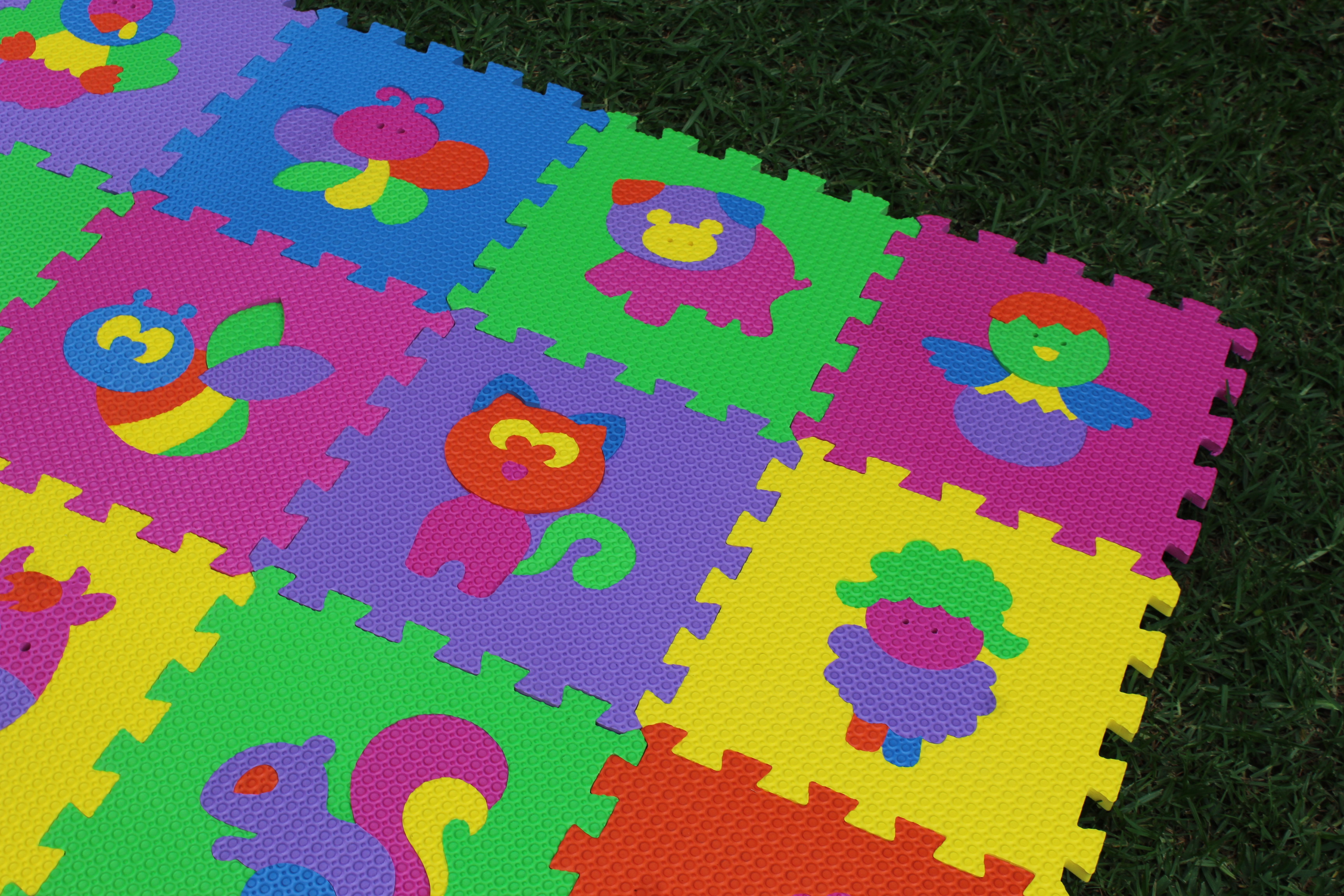 TAPETE ESPESOR 8 MM DE 30X30 CM ANIMALES CON 16 PZS MULTICOLOR