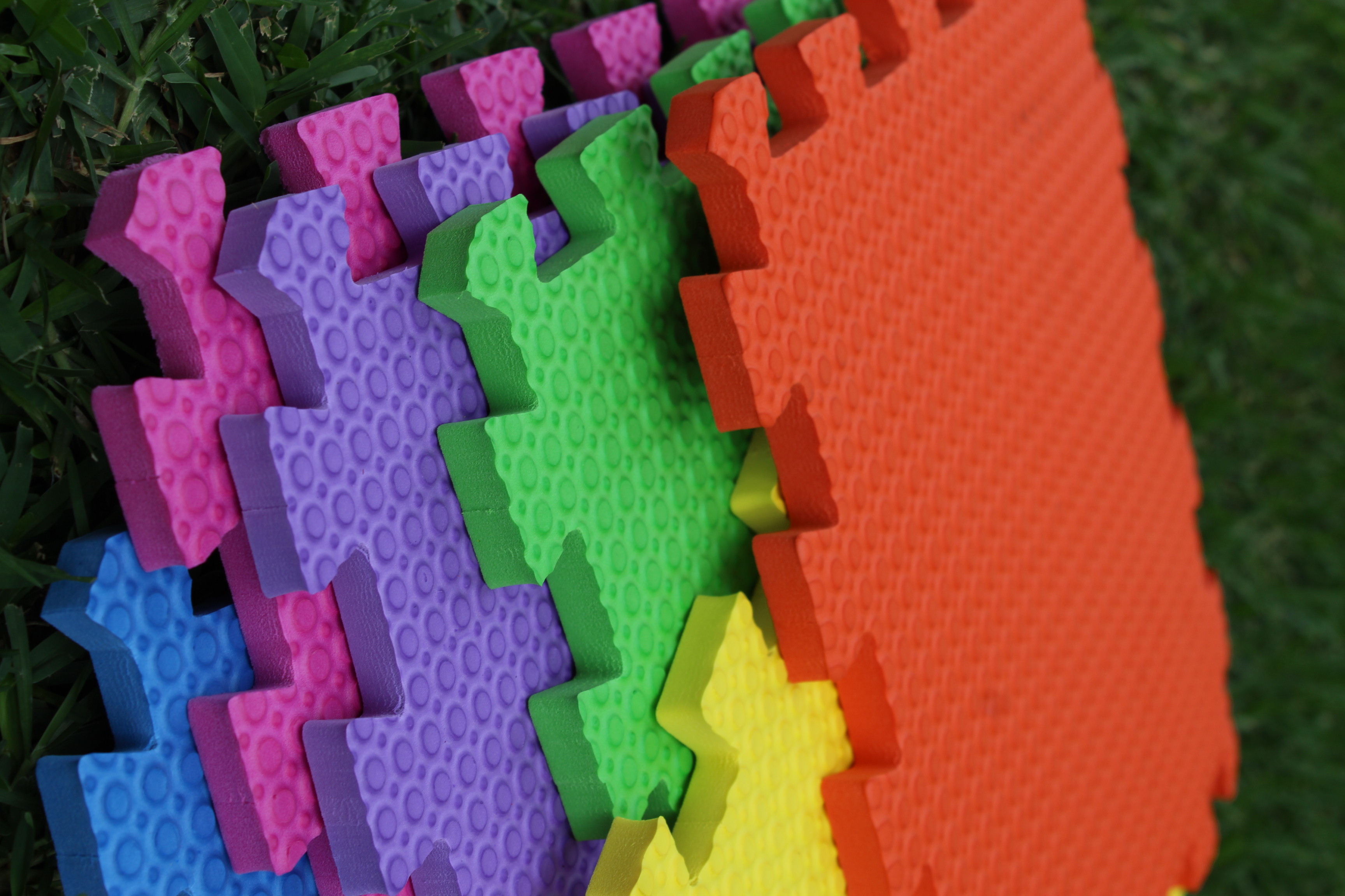 TAPETE ESPESOR 8 MM DE 30X30 CM CON 16 PZS MULTICOLOR