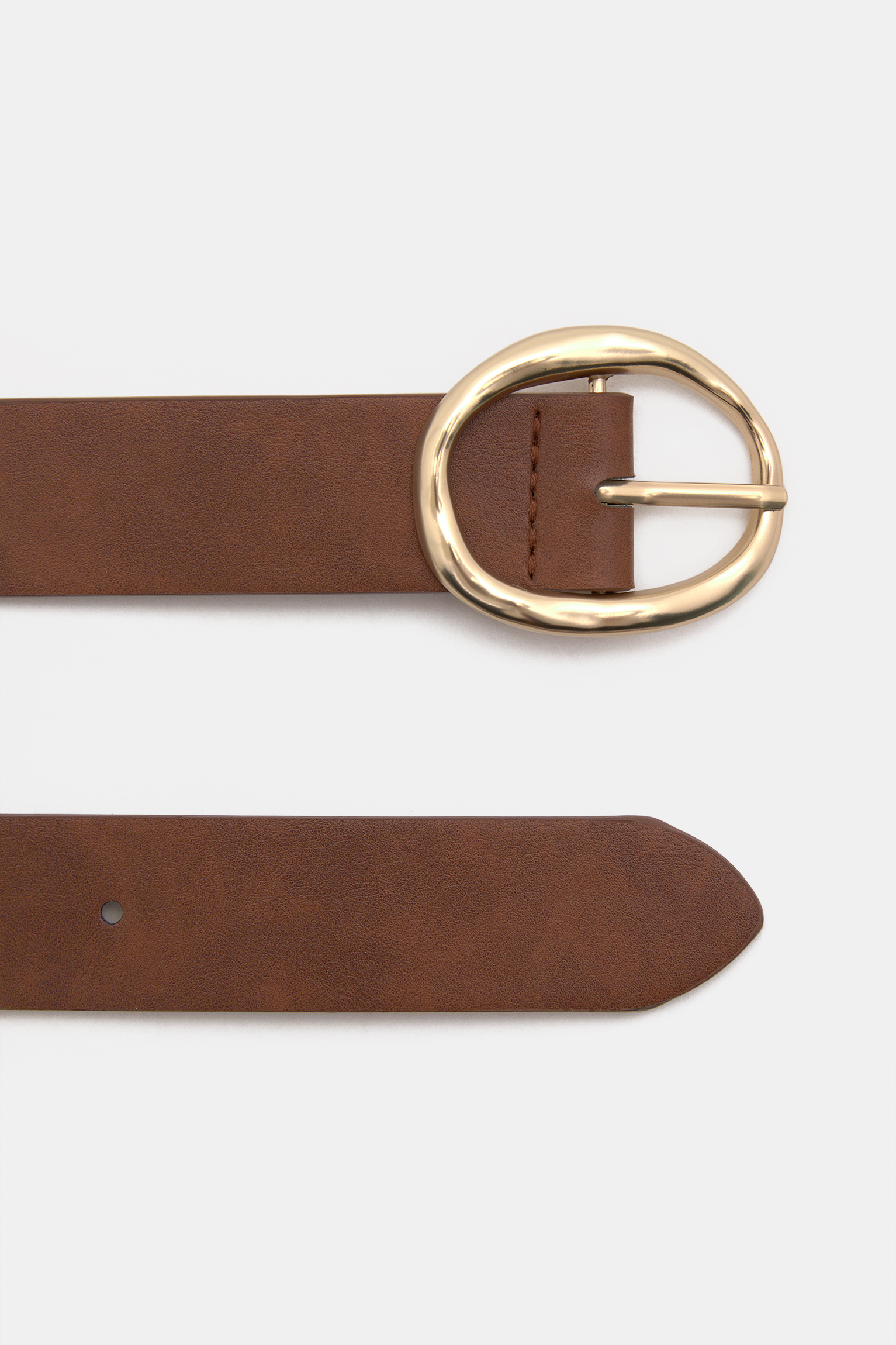Belt with oval buckle