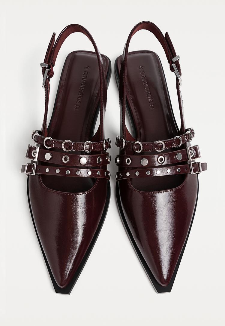 Flat strappy shoes with buckles