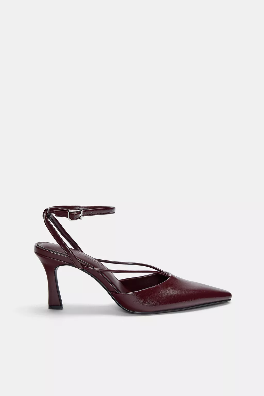 Heeled strappy shoes