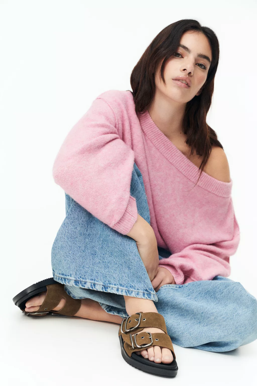 Flat leather sandals with buckles