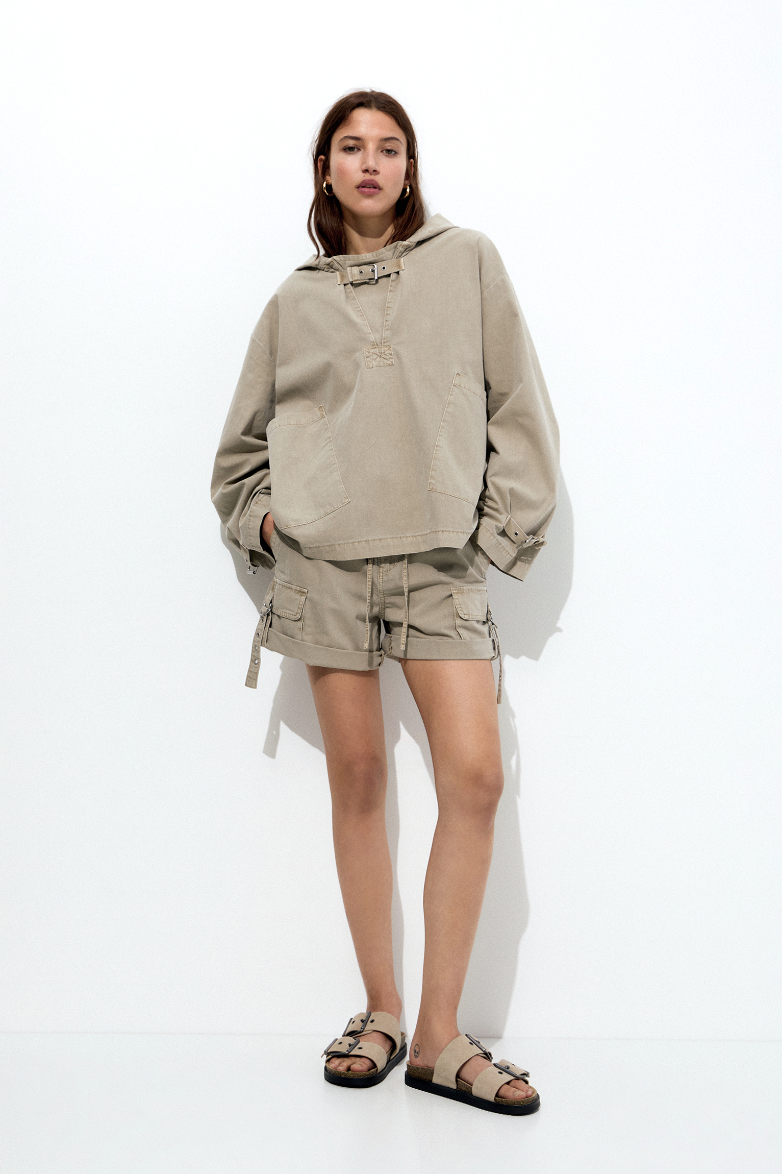 Flat leather sandals with buckles