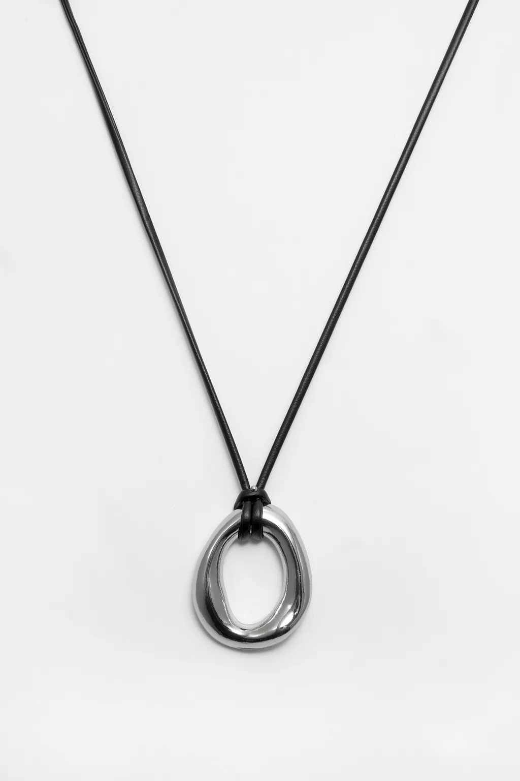 Circular pendant necklace