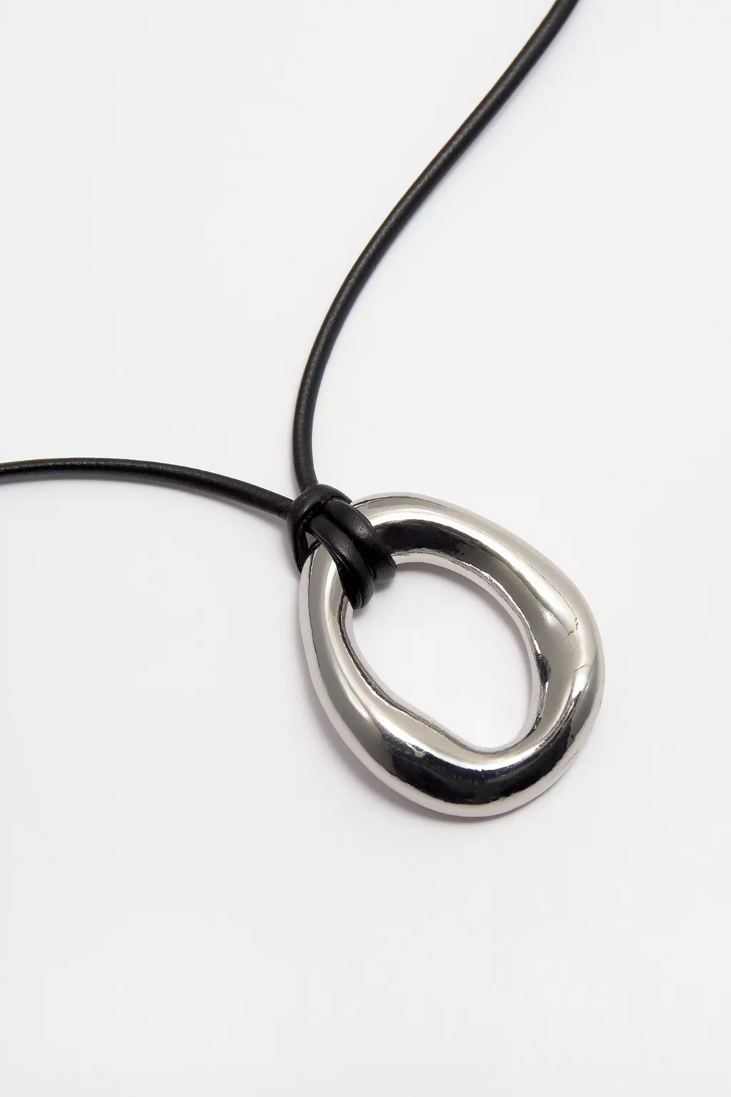 Circular pendant necklace