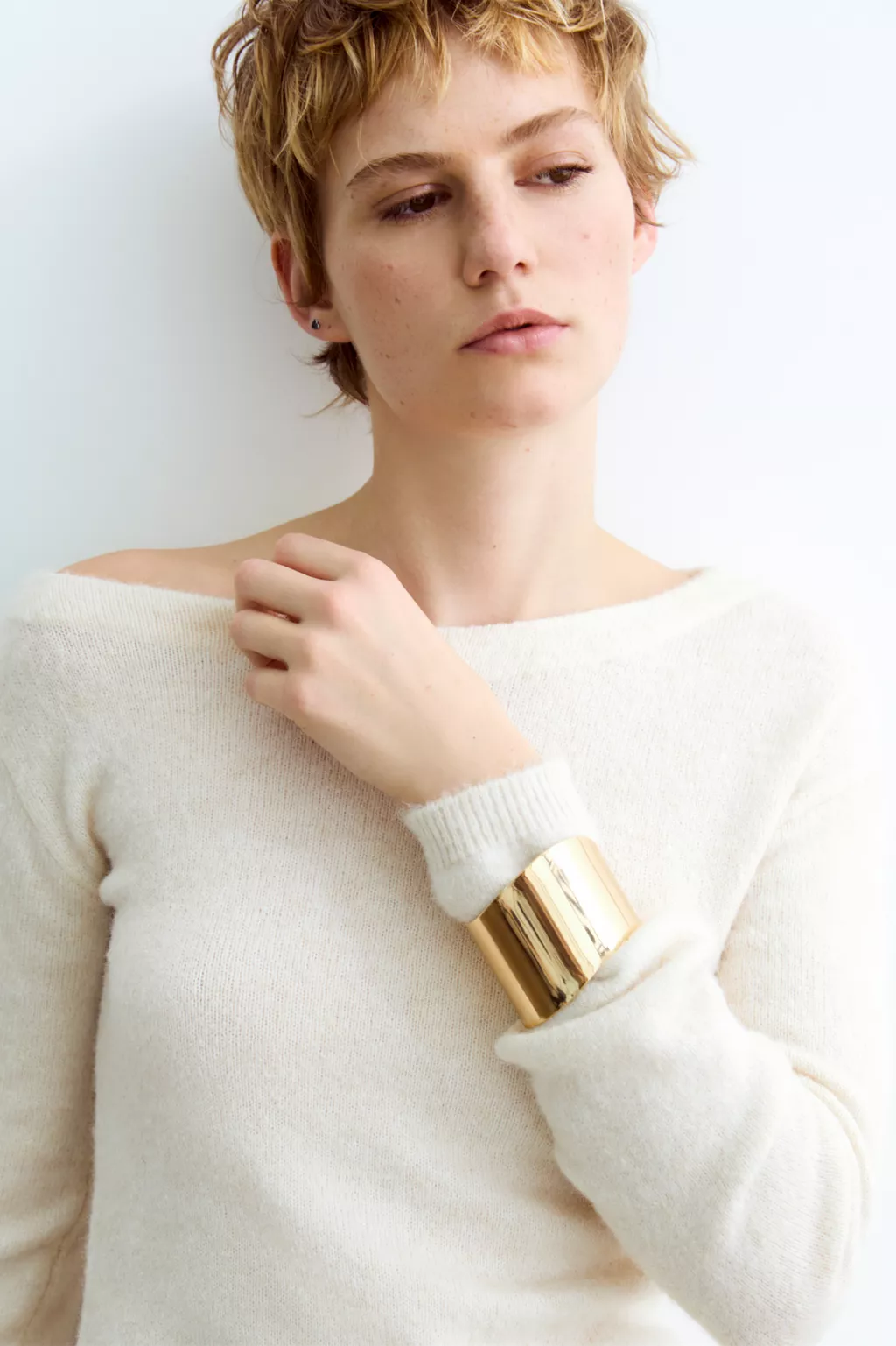 Wide metallic arm cuff