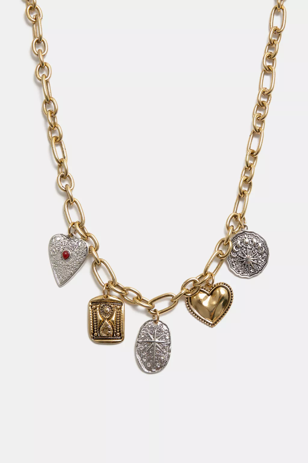 Metallic necklace with charms