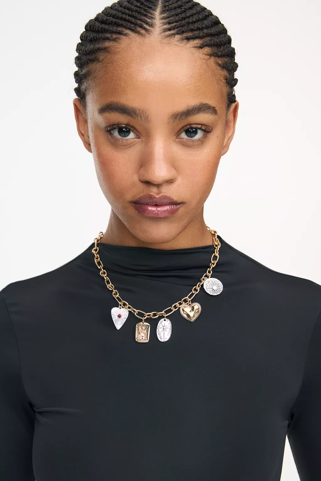 Metallic necklace with charms