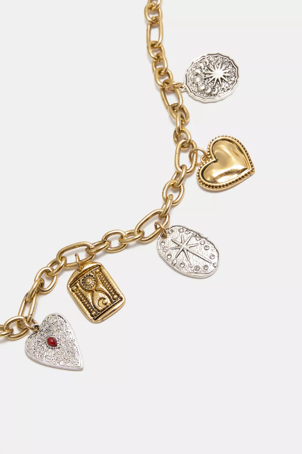 Metallic necklace with charms