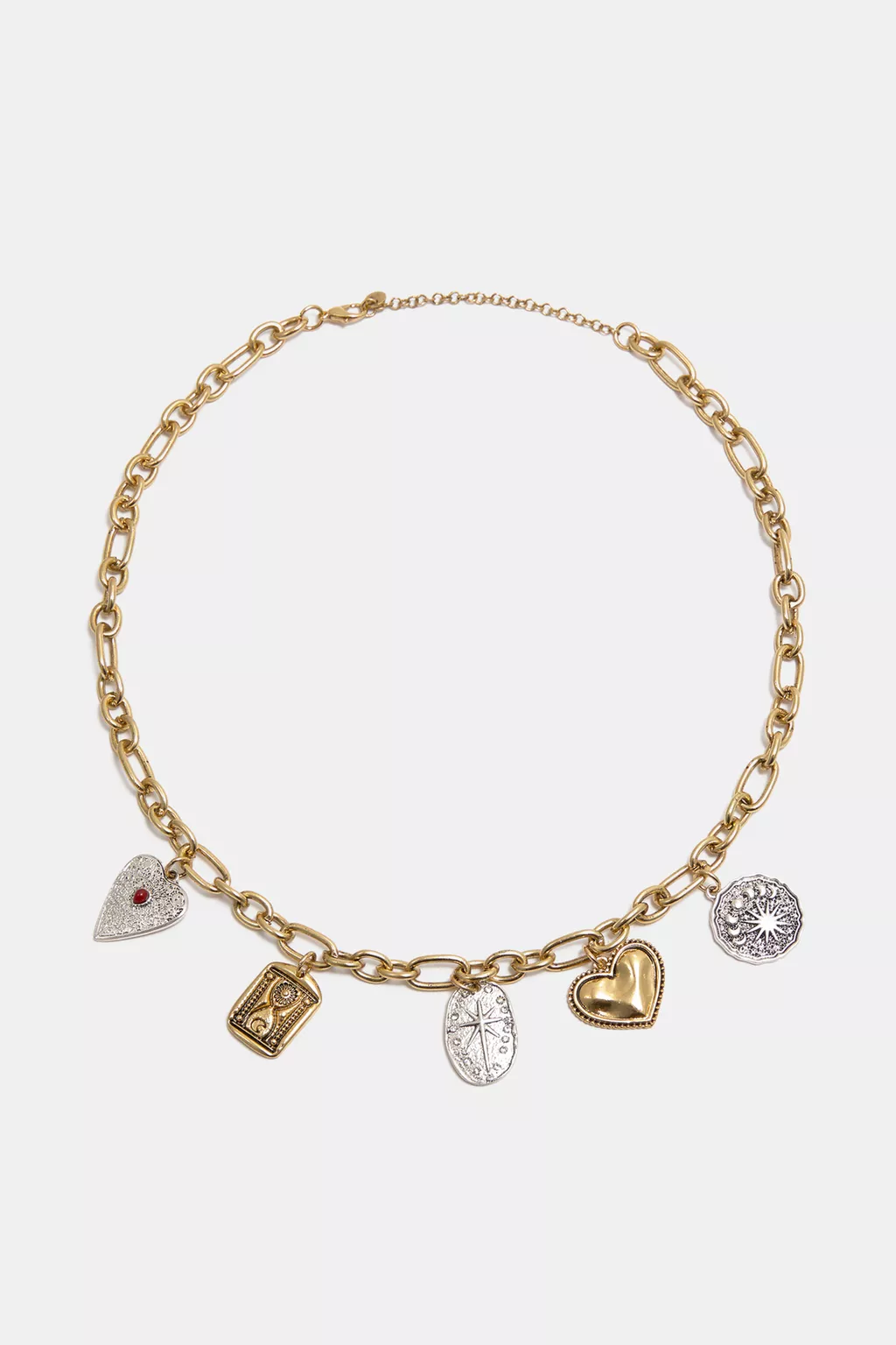 Metallic necklace with charms