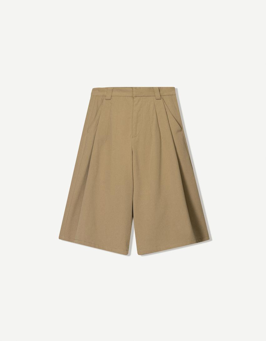 Voluminous Bermuda shorts with darts