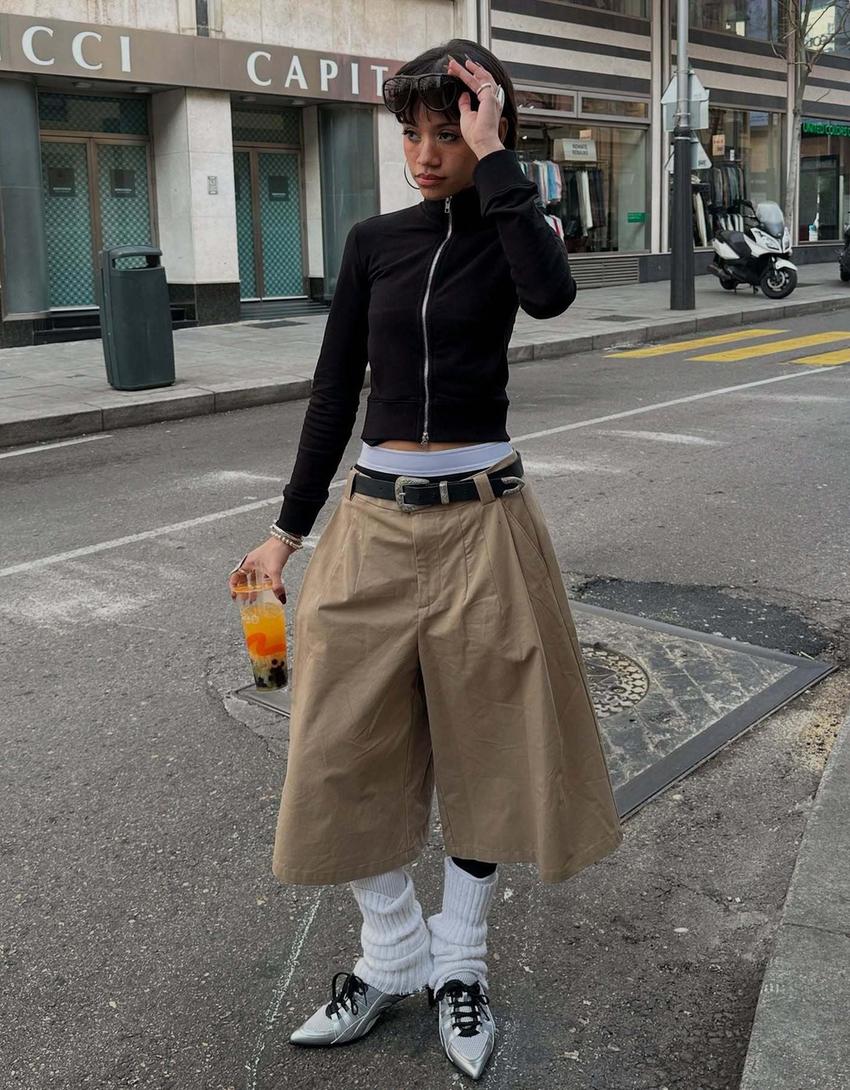 Voluminous Bermuda shorts with darts