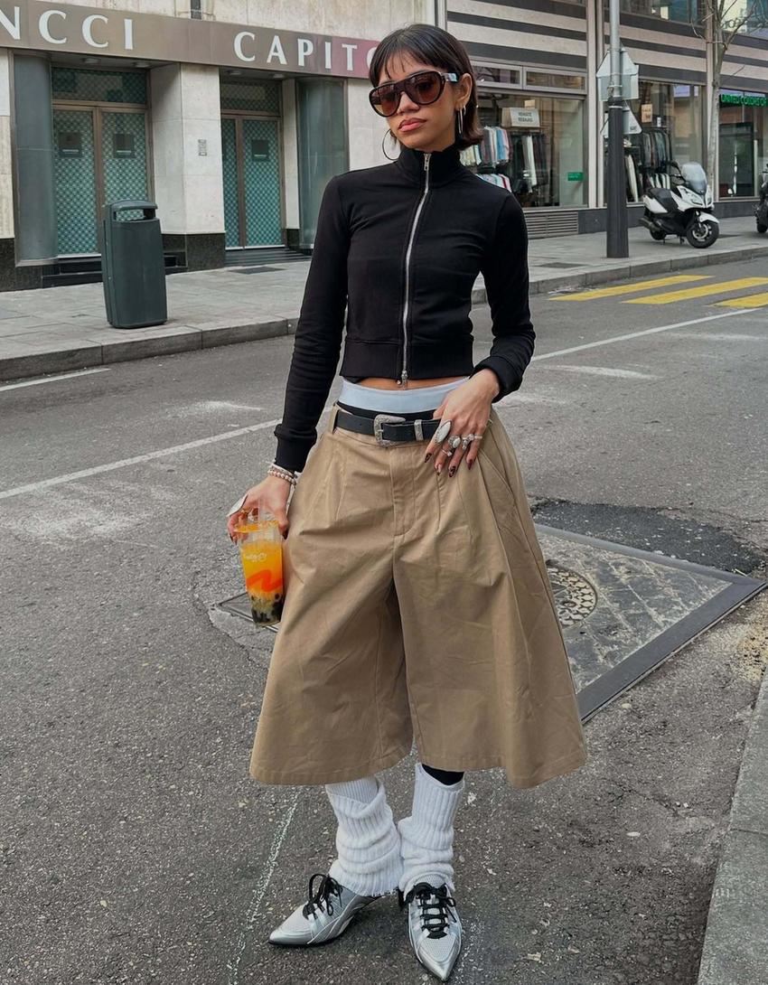 Voluminous Bermuda shorts with darts