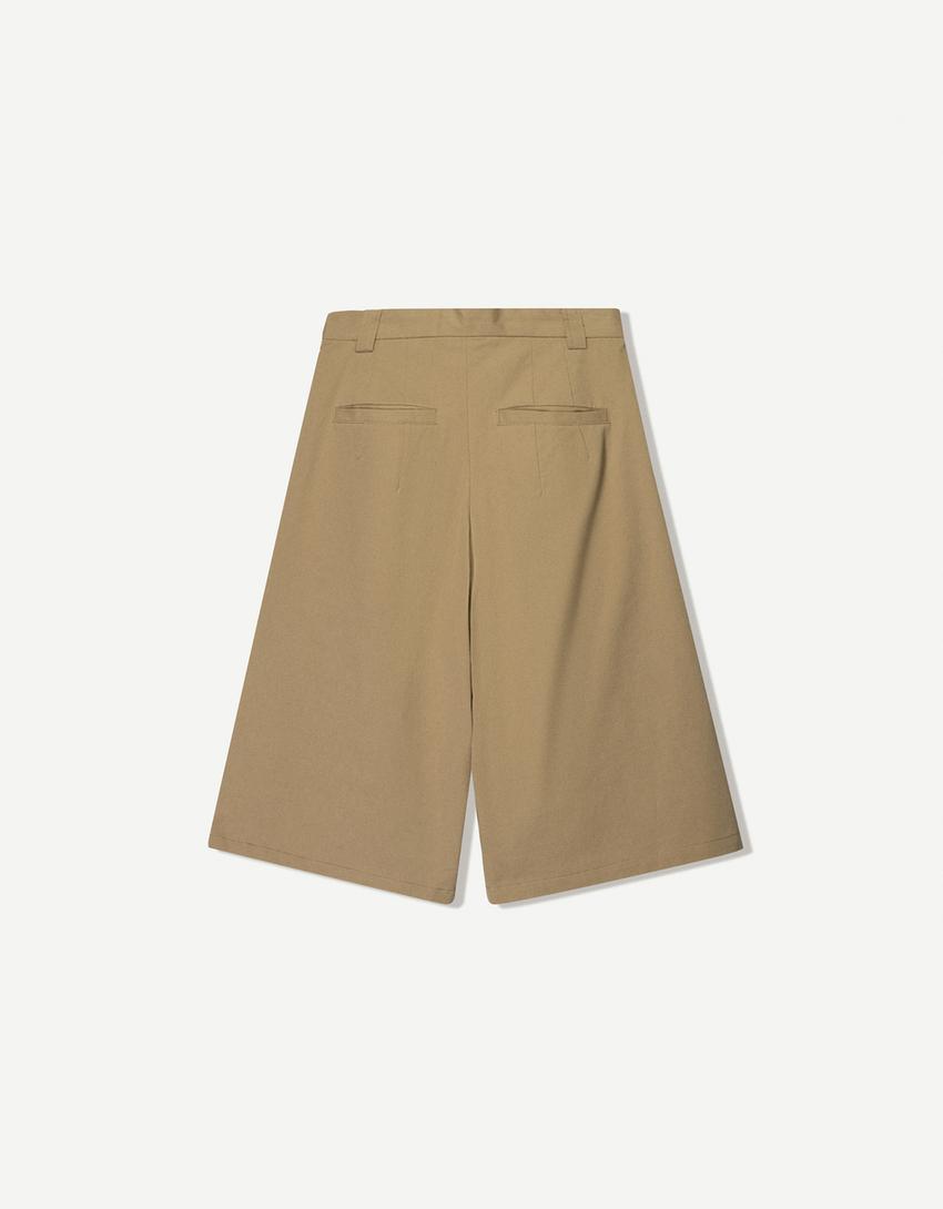 Voluminous Bermuda shorts with darts