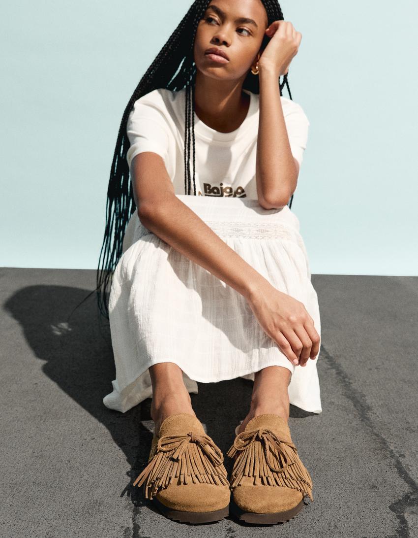 Tasseled plain leather clog