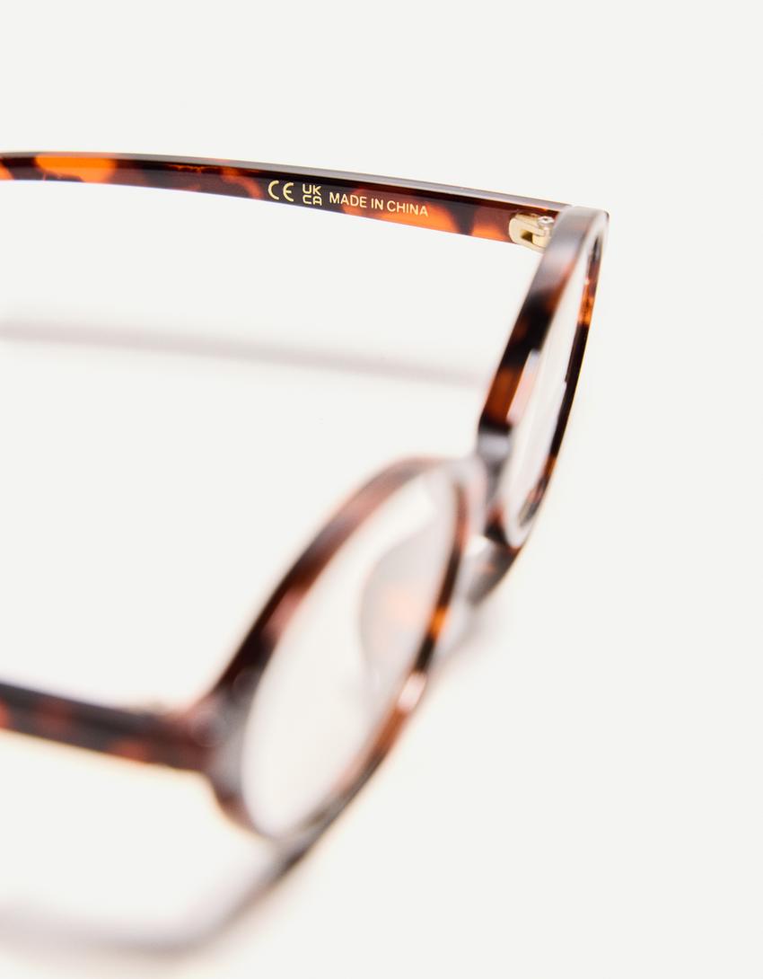 Oval horn-rimmed glasses