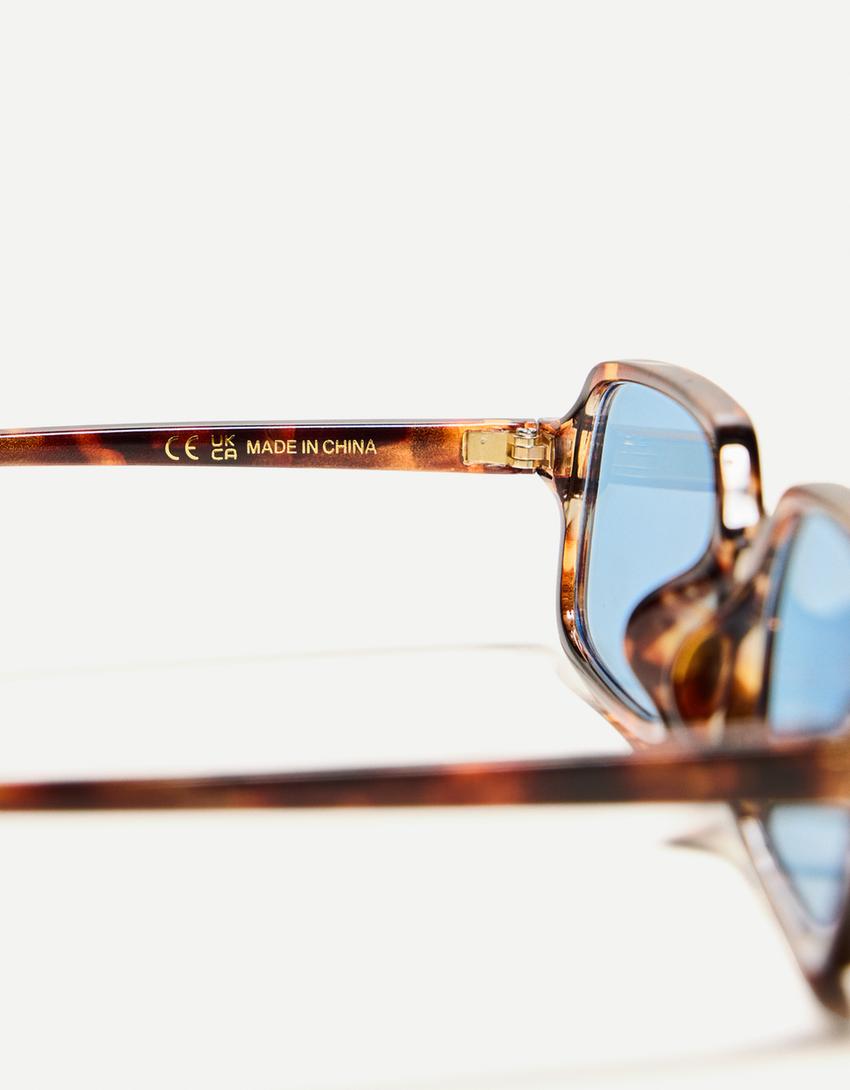 Tortoiseshell rectangular glasses