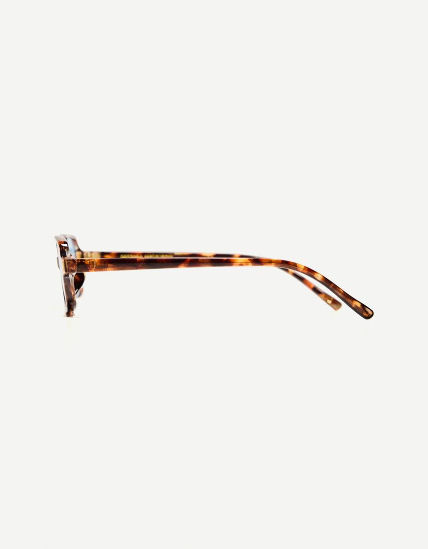 Tortoiseshell rectangular glasses