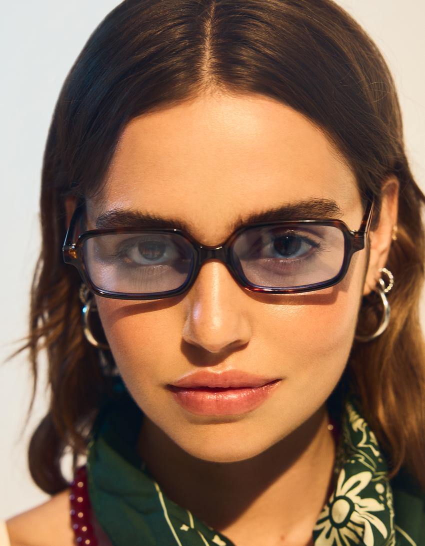 Tortoiseshell rectangular glasses