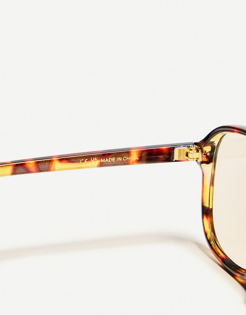 Horn-rimmed glasses with blue light filter