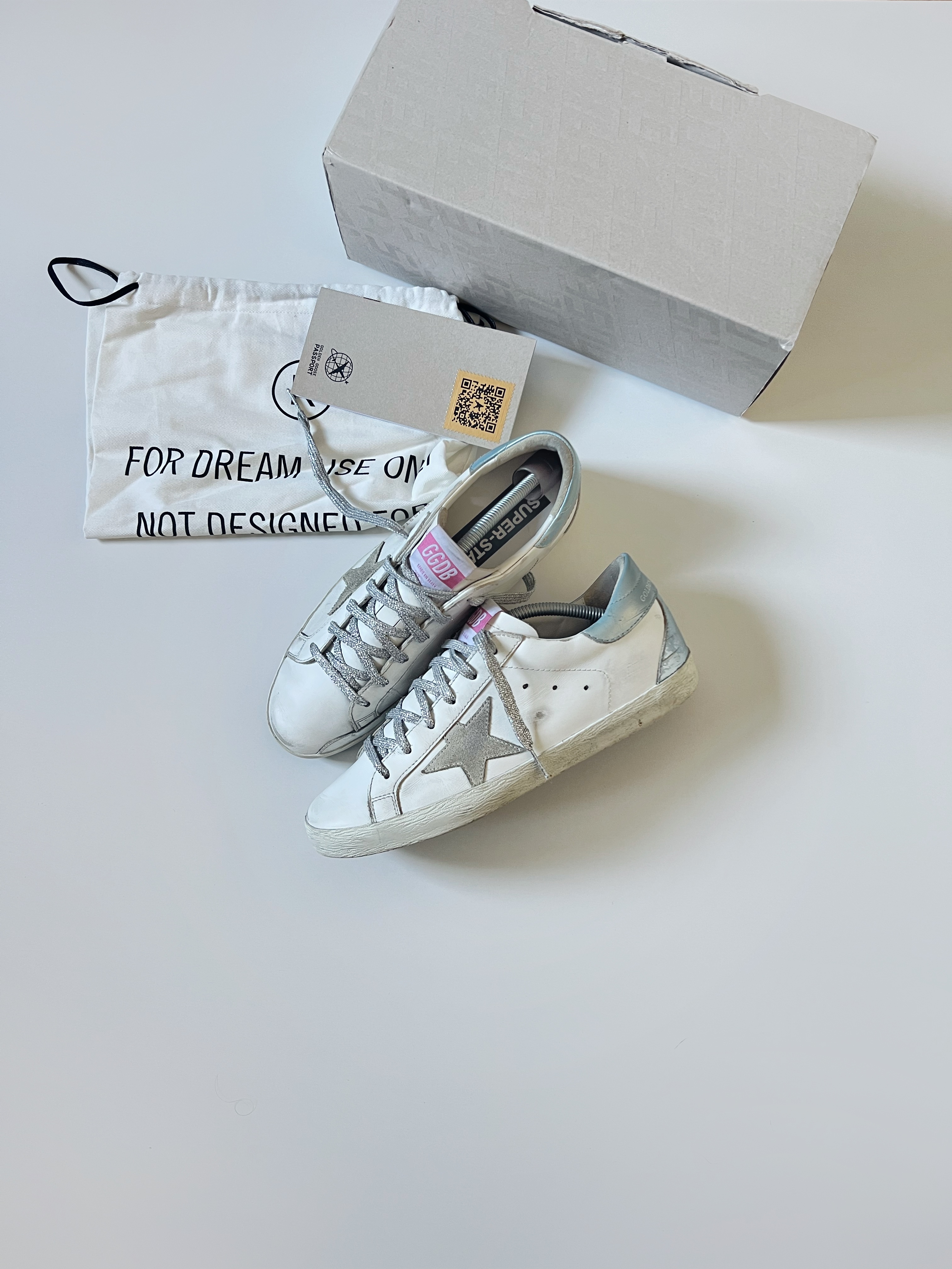White/light blue superstar