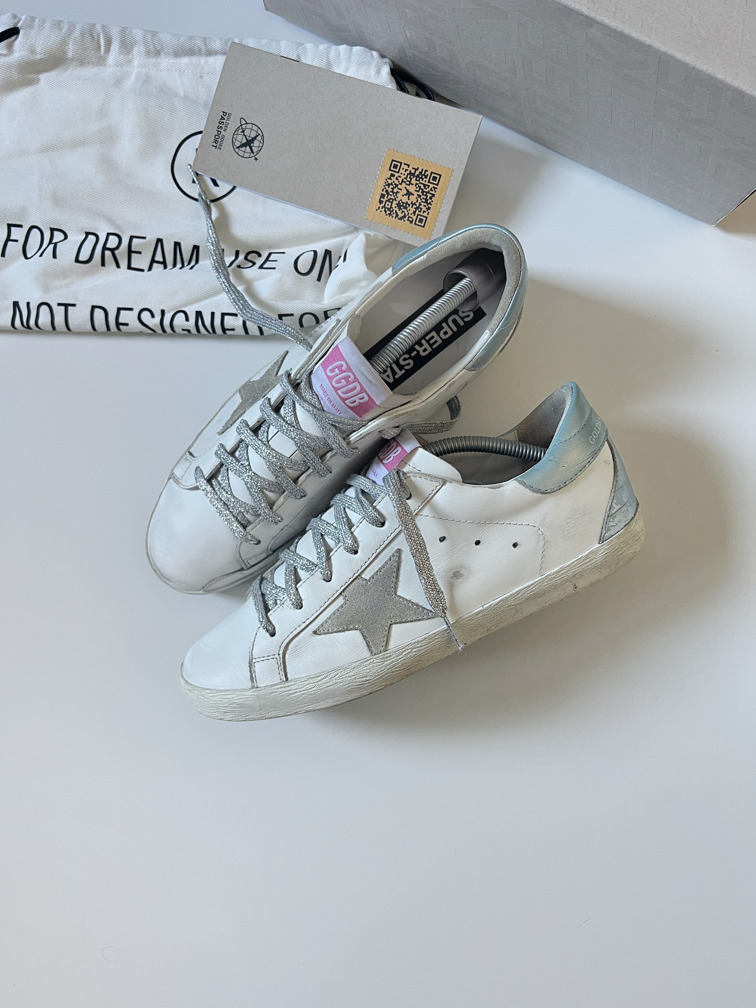 White/light blue superstar