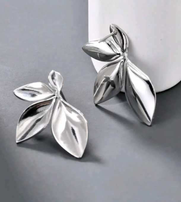 Teulrip Chunky Silver Petal Flower Stud Earrings  Trendy Stainless Steel Geometric Earrings for Girls & Women