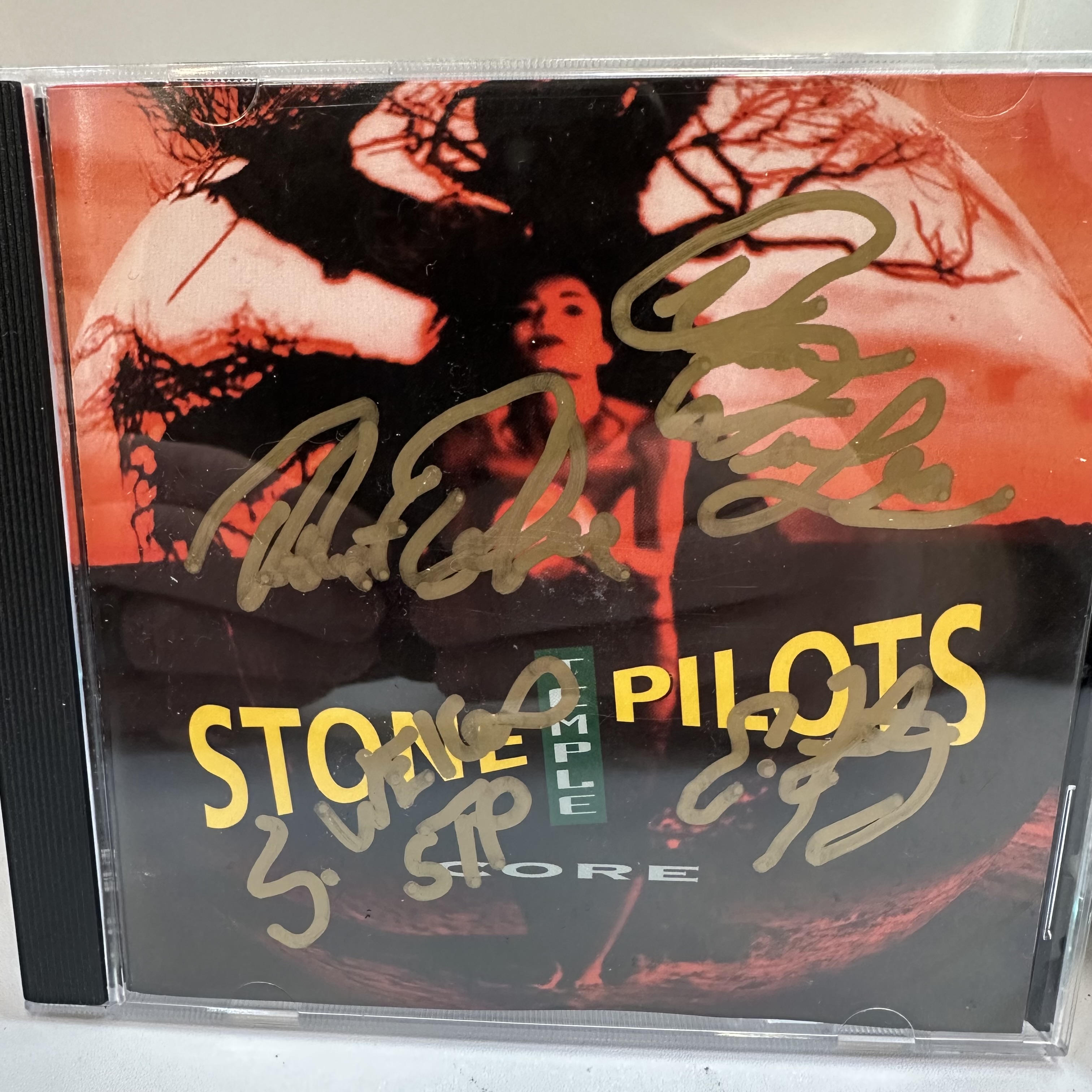 A1273 Stone Temple Pilots signed autograph CD signed by all four members. Scott Weiland, Dean DeLeo, Eric Kretz, Robert DeLeo
