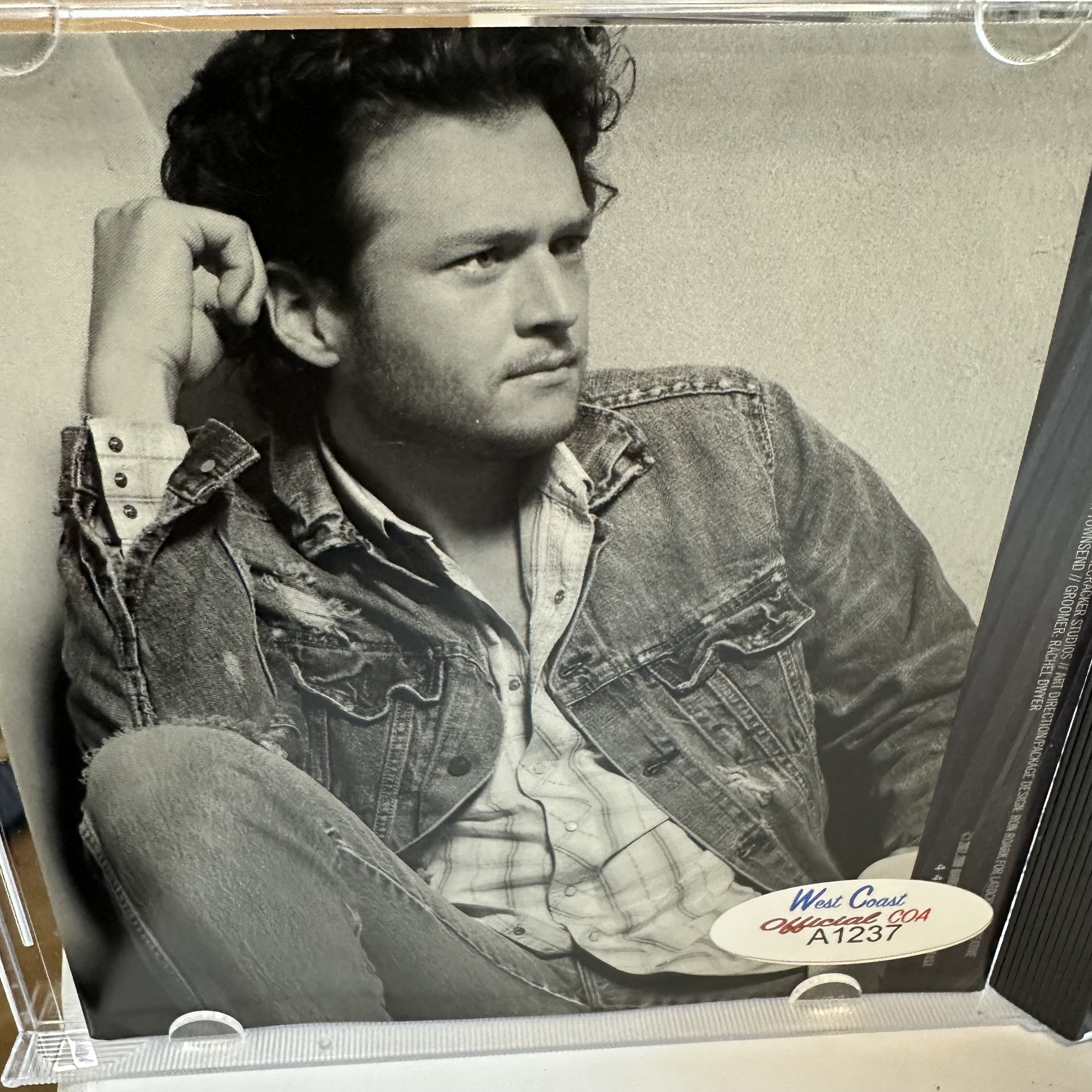 A1237 Blake Shelton signed CD booklet