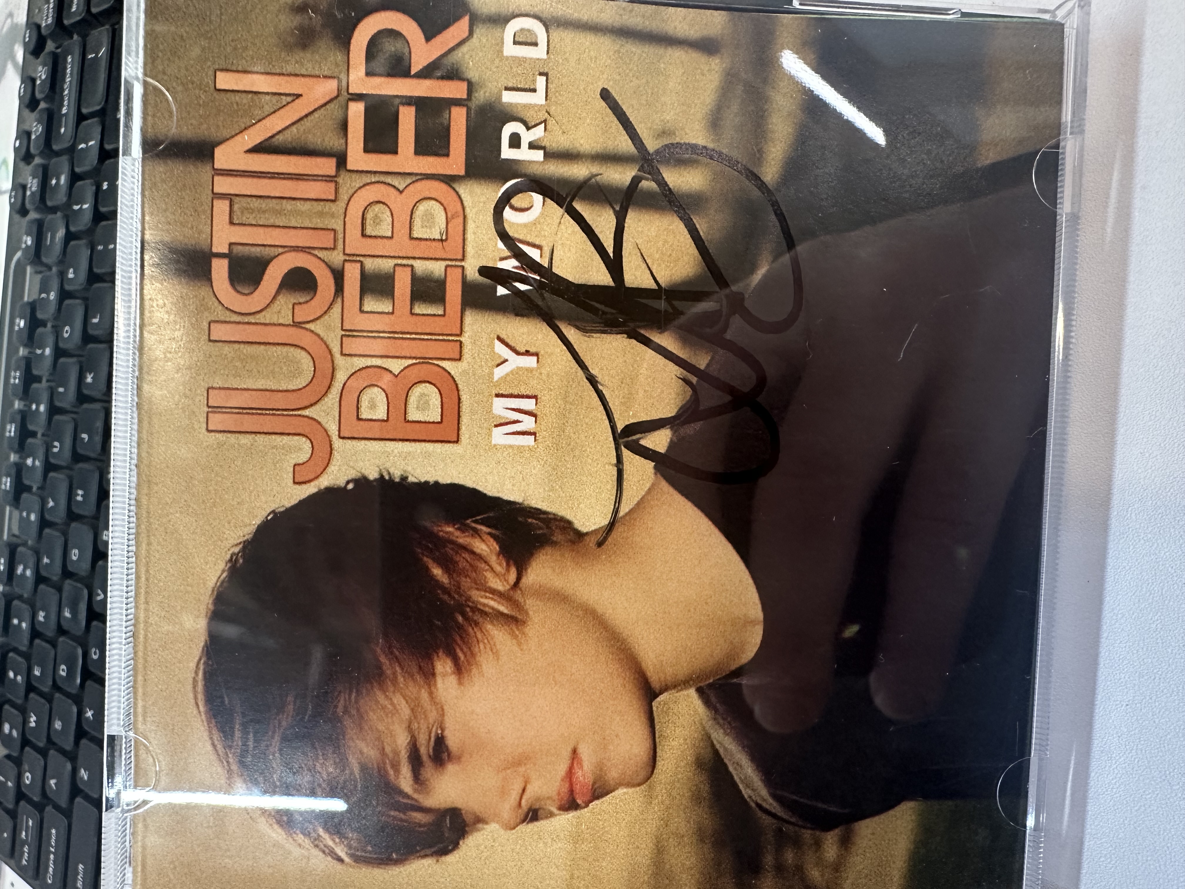 A1370 Justin Bieber, my world signed autograph CD booklet