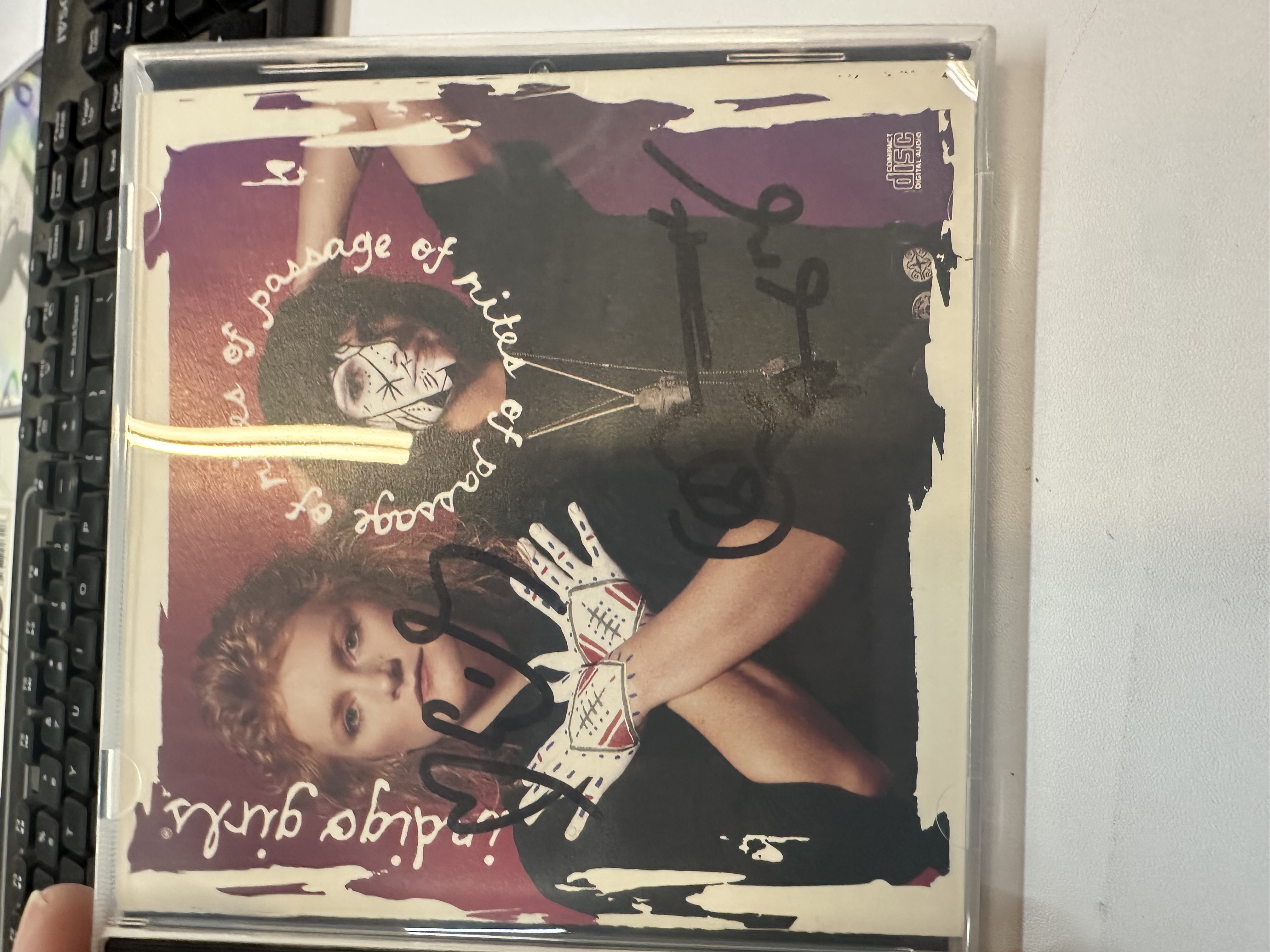 A1286 indigo girls, rights of passage, signed autograph CD booklet