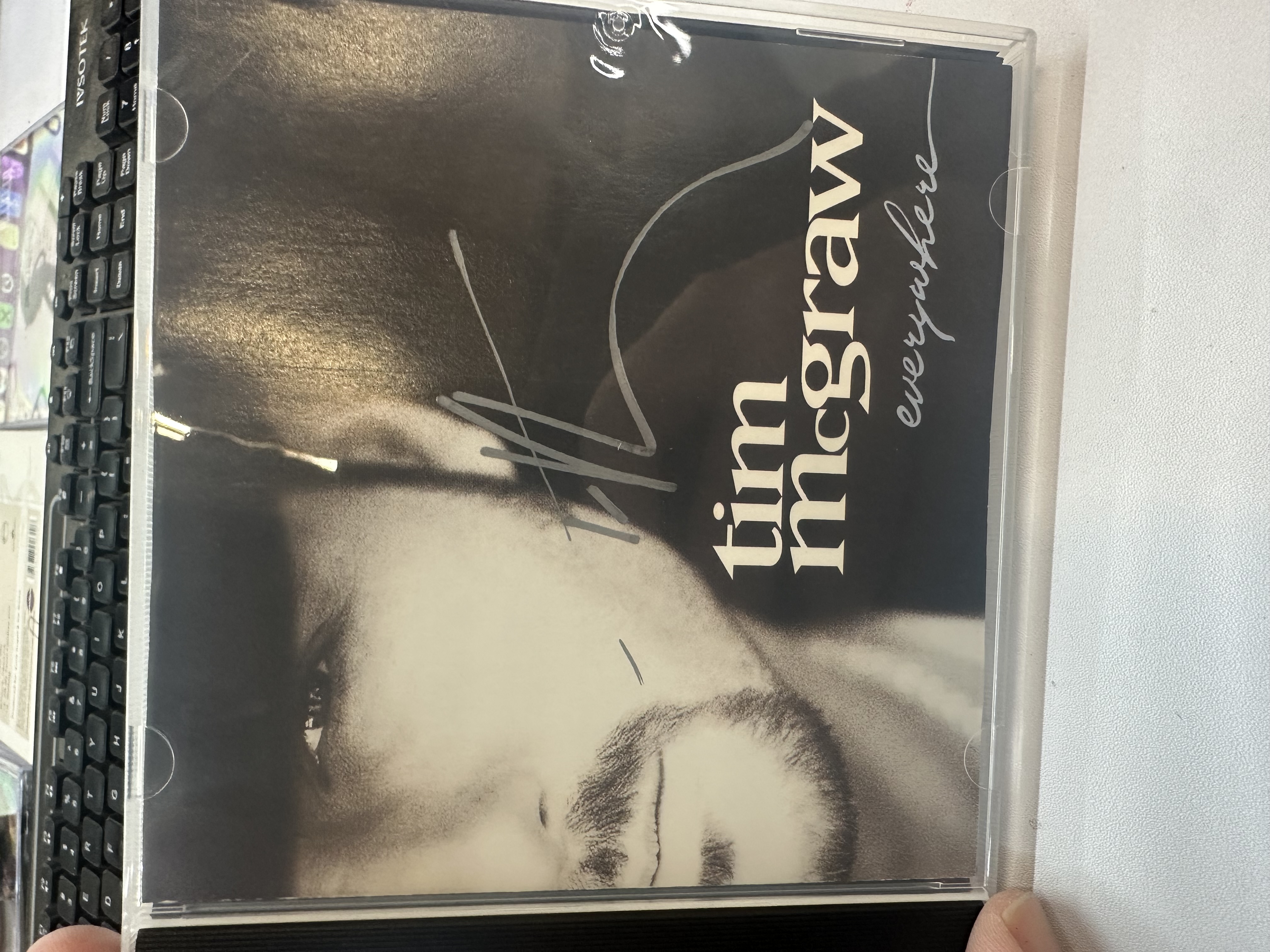 A1368 Tim McGraw everywhere signed autographed CD booklet