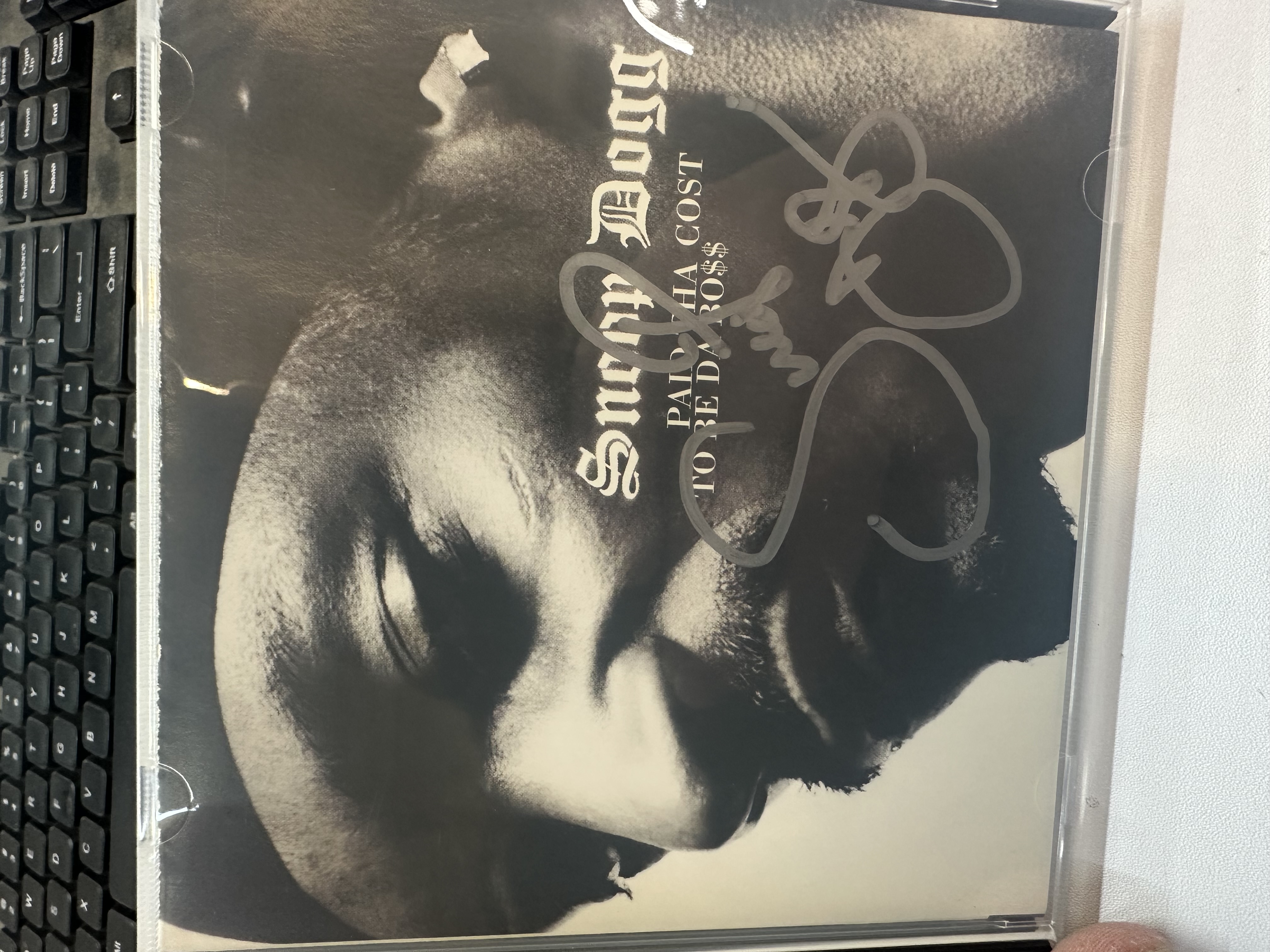 A1386 Snoop Dog paid tha cost to be da bo$$ signed autographed CD booklet