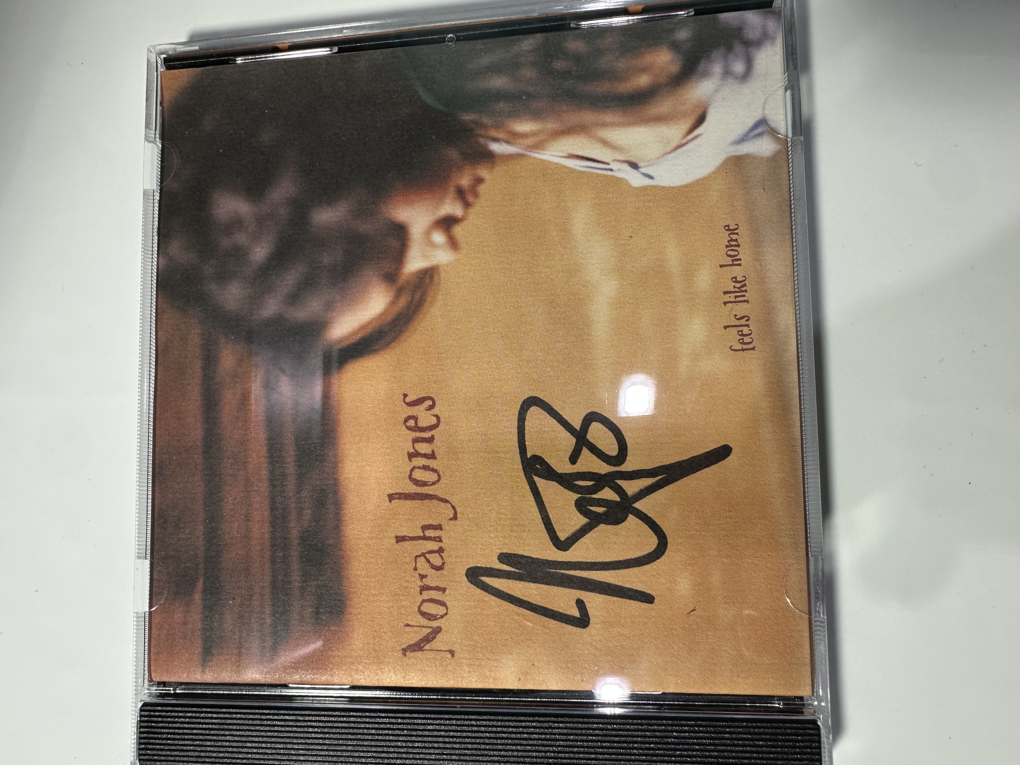 A1201 Norah Jones feels like Home signed autographed CD