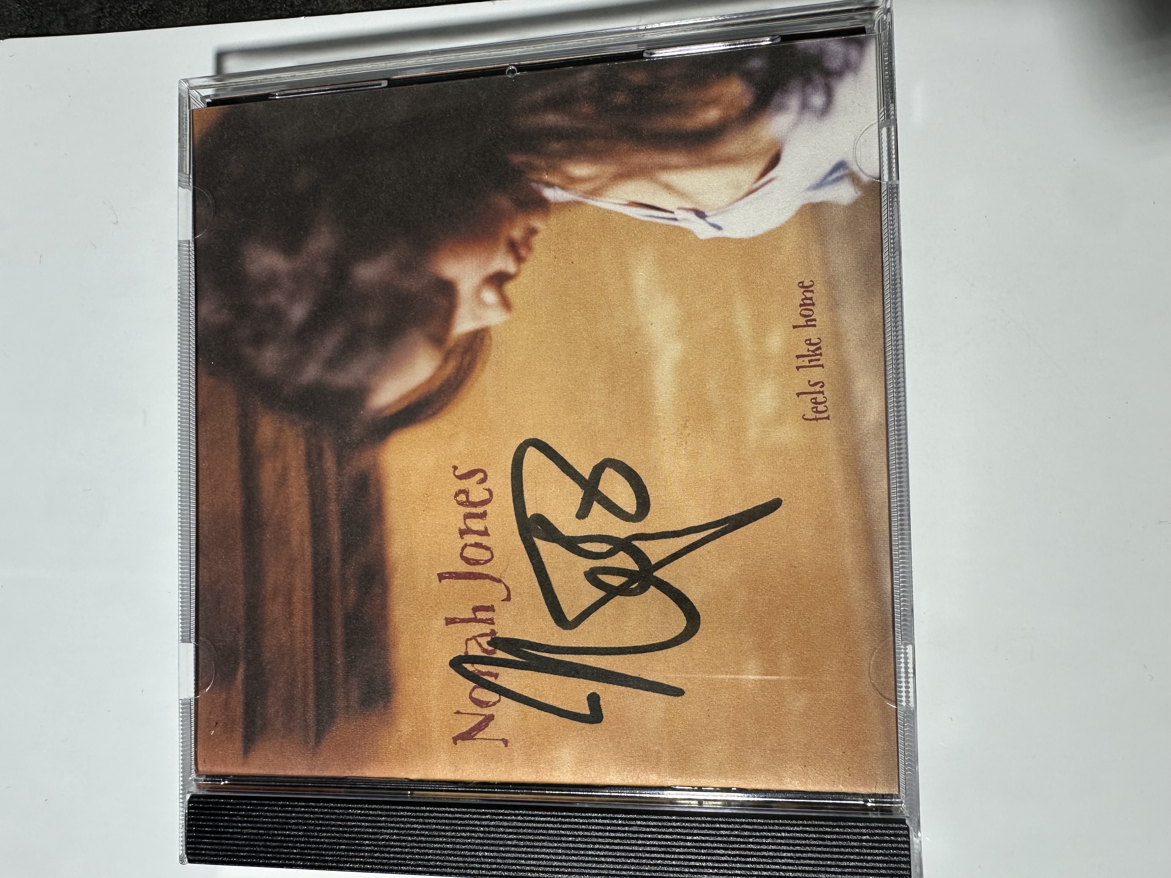 A22608 Norah Jones feels like Home signed autographed CD