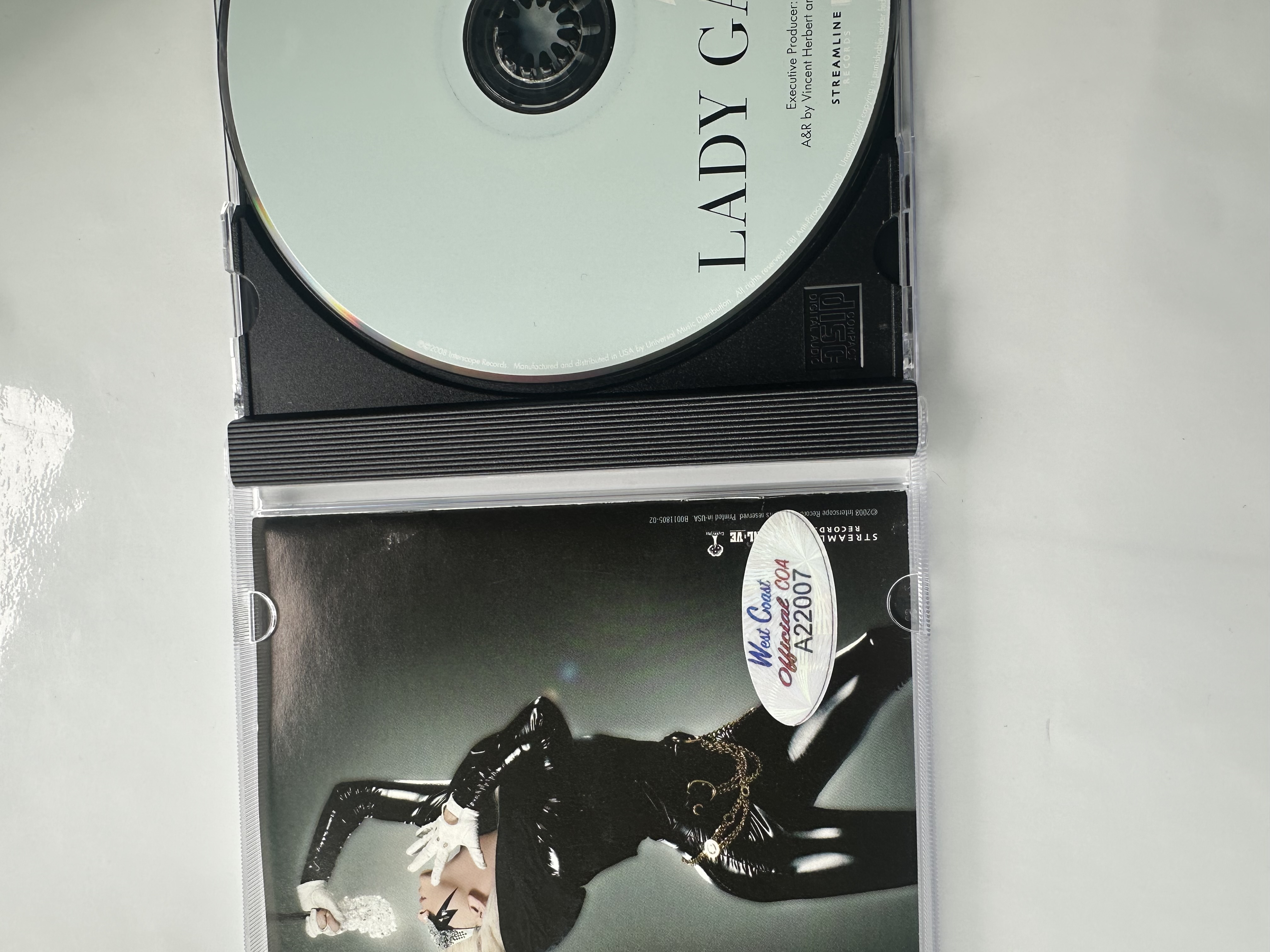 A22007 Lady Gaga, the fame signed autographed CD