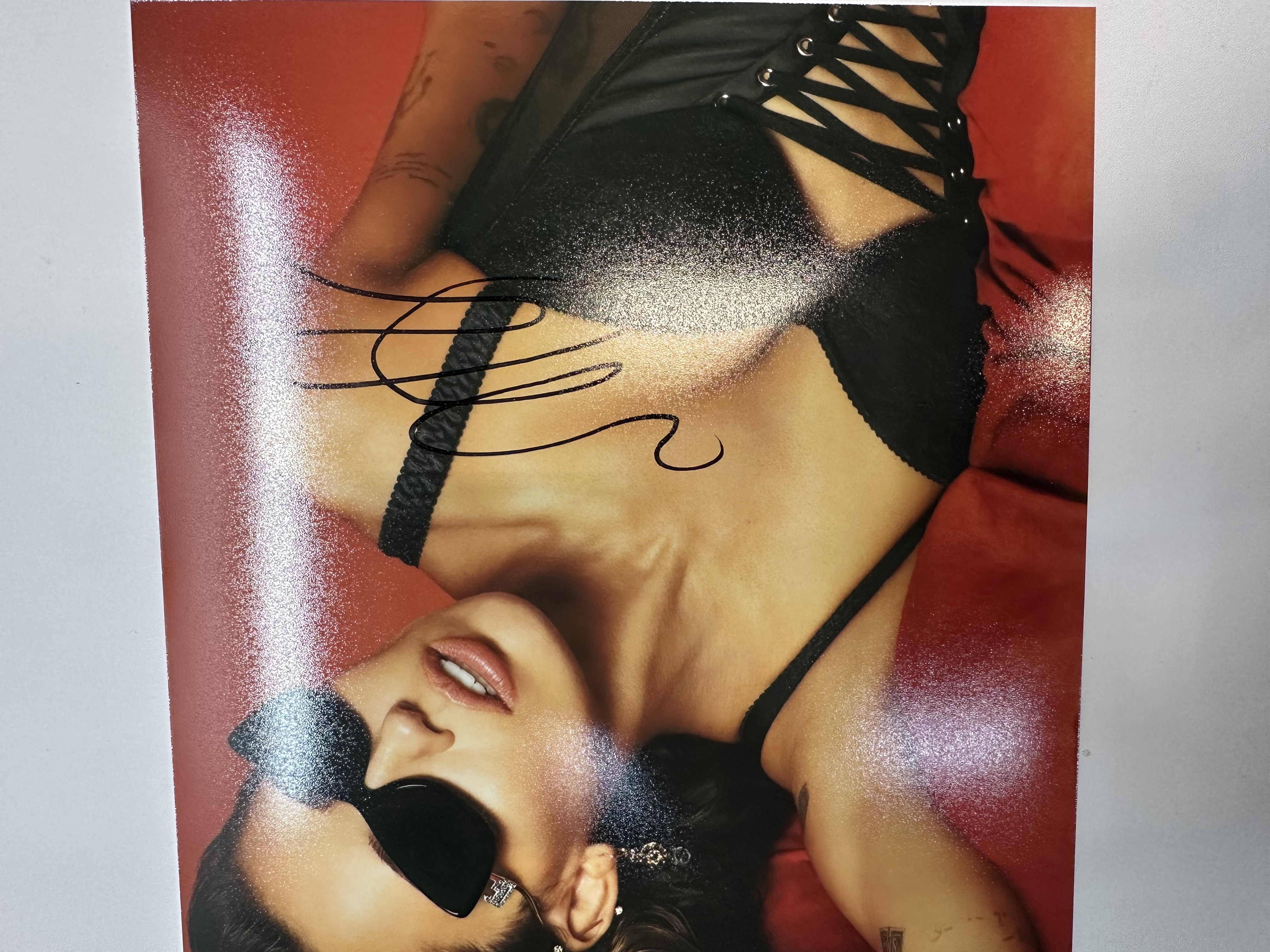 B112413 Miley Cyrus hand signed 8 x 10 photograph